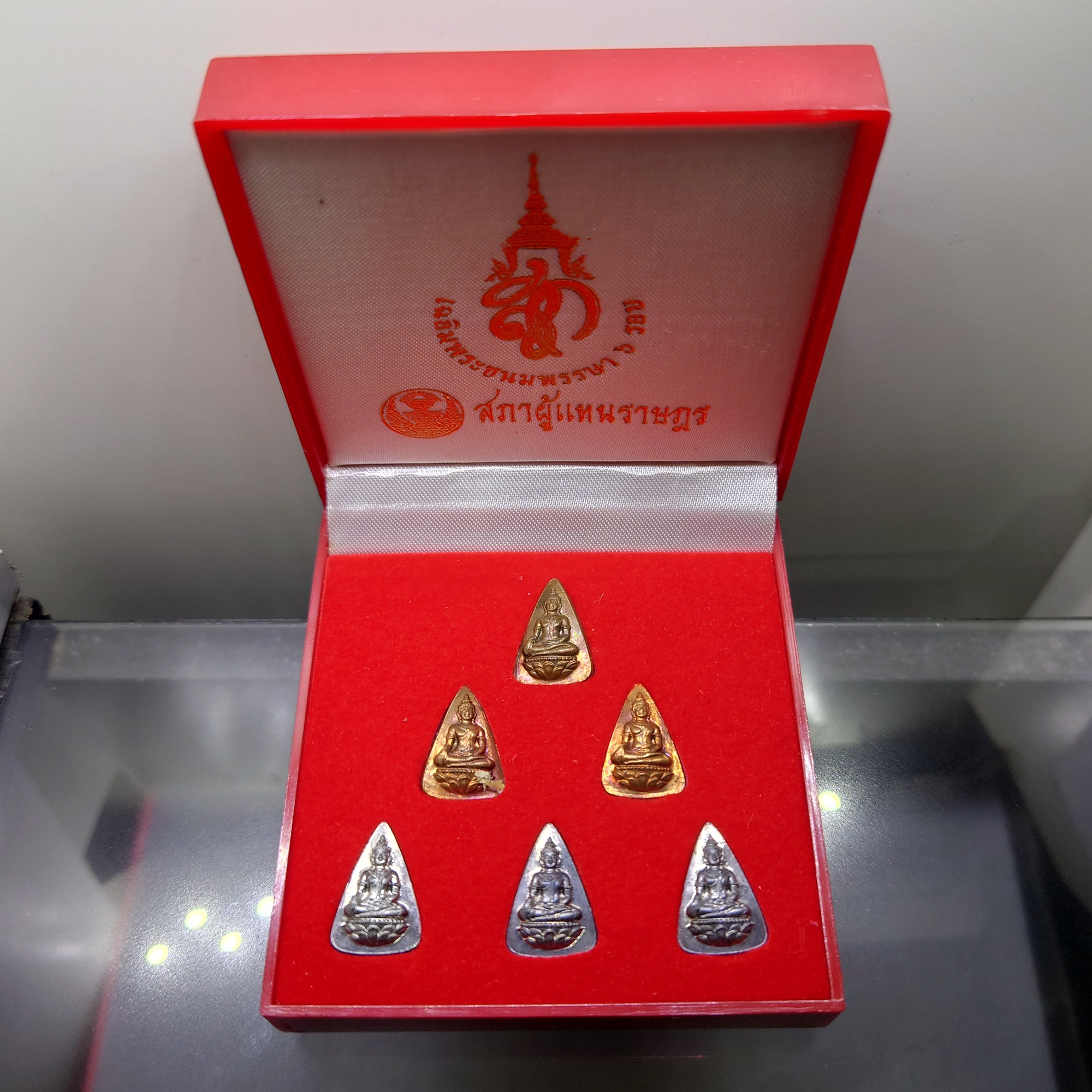 สมเด็จนางพญา ที่ระลึกเฉลิมพระชนมพรรษา 6 รอบ ราชินีนาถ หลัง สก.สภาผู้แทนราษฎร จัดสร้าง ปี 2547 พร้อมกล่องเดิม (ชุด 6 เหรียญ)
