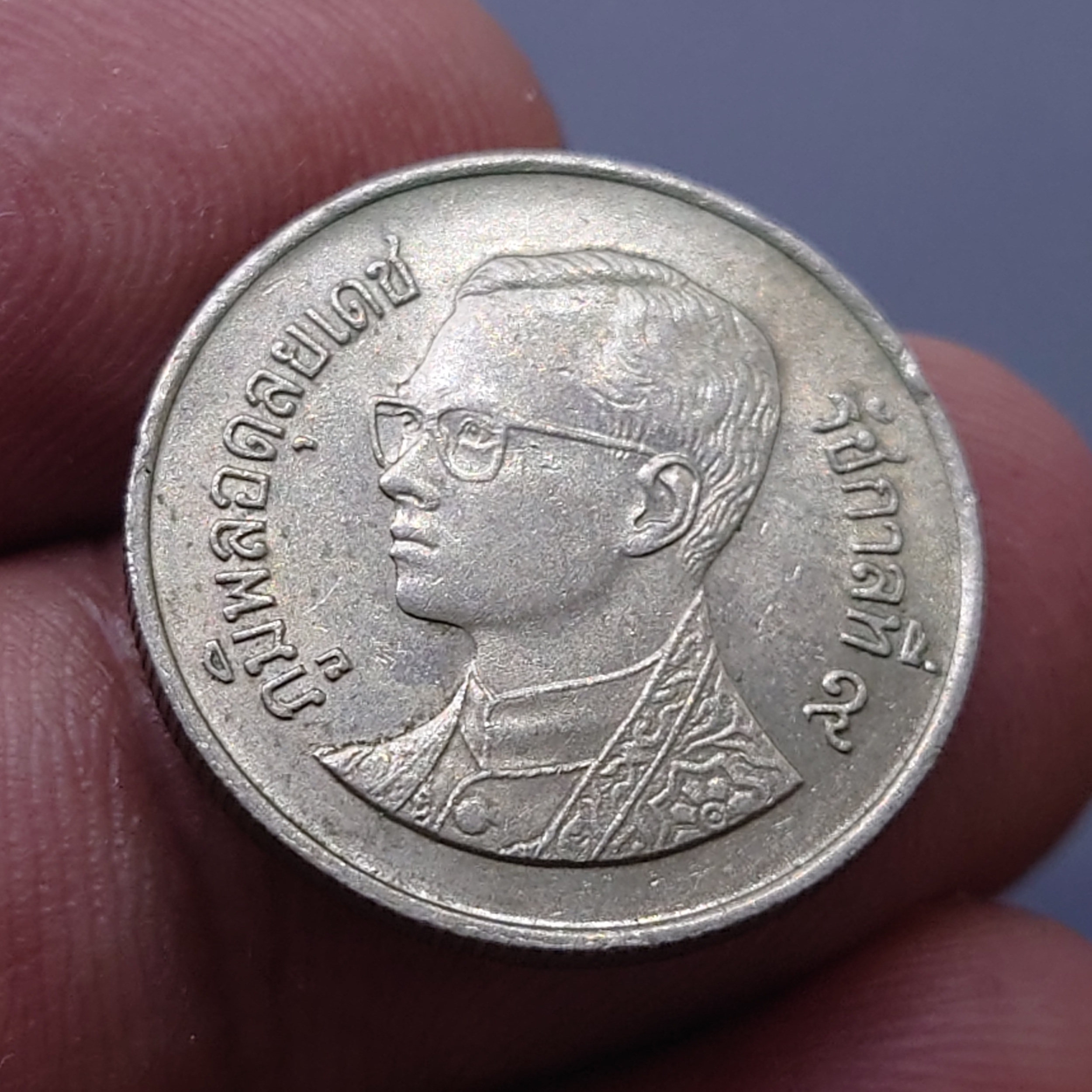 เหรียญ 1 บาท หมุนเวียน ปี พ.ศ.2529 ผ่านใช้งาน "ช่อฟ้าสั้น" ตัวติดลำดับ1