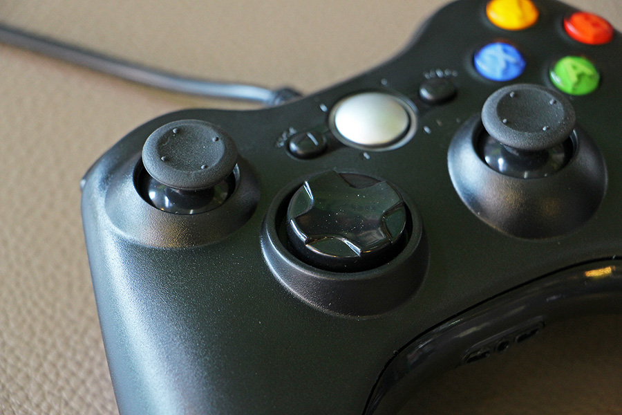 ในส่วนของ คอนโทลนการเคลื่อนไหวนั้น เป็นเหมือนแบบ xbox เลย รูปแบบการจับจะมีอนาล๊อคอยู่ด้านบนซ้ายมือ ซึ่งเป็นยางสีดำ ทำให้จับได้ติดมือมากยิ่งขึ้น