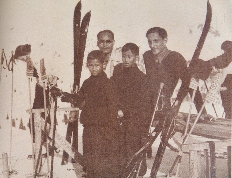 สมุดภาพ สรรเสริญพระบารมี เอกบรมจักริน พระสยามินทร์ พระยศยิ่งยง