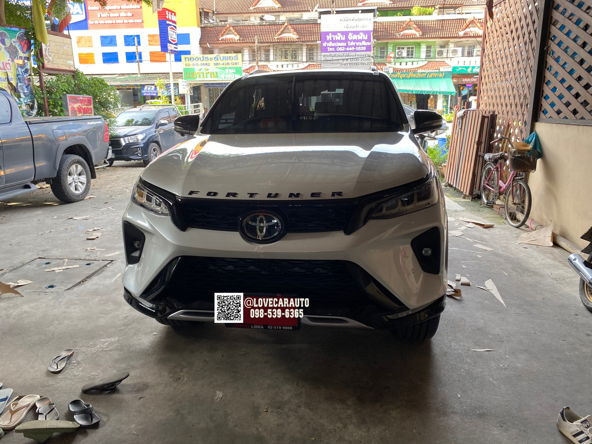 พรมปูพื้นรถยนต์ 7D Toyota Fortuner Legender 60th Anniversary 2022 สีกาแฟ+ไวนิลครีม