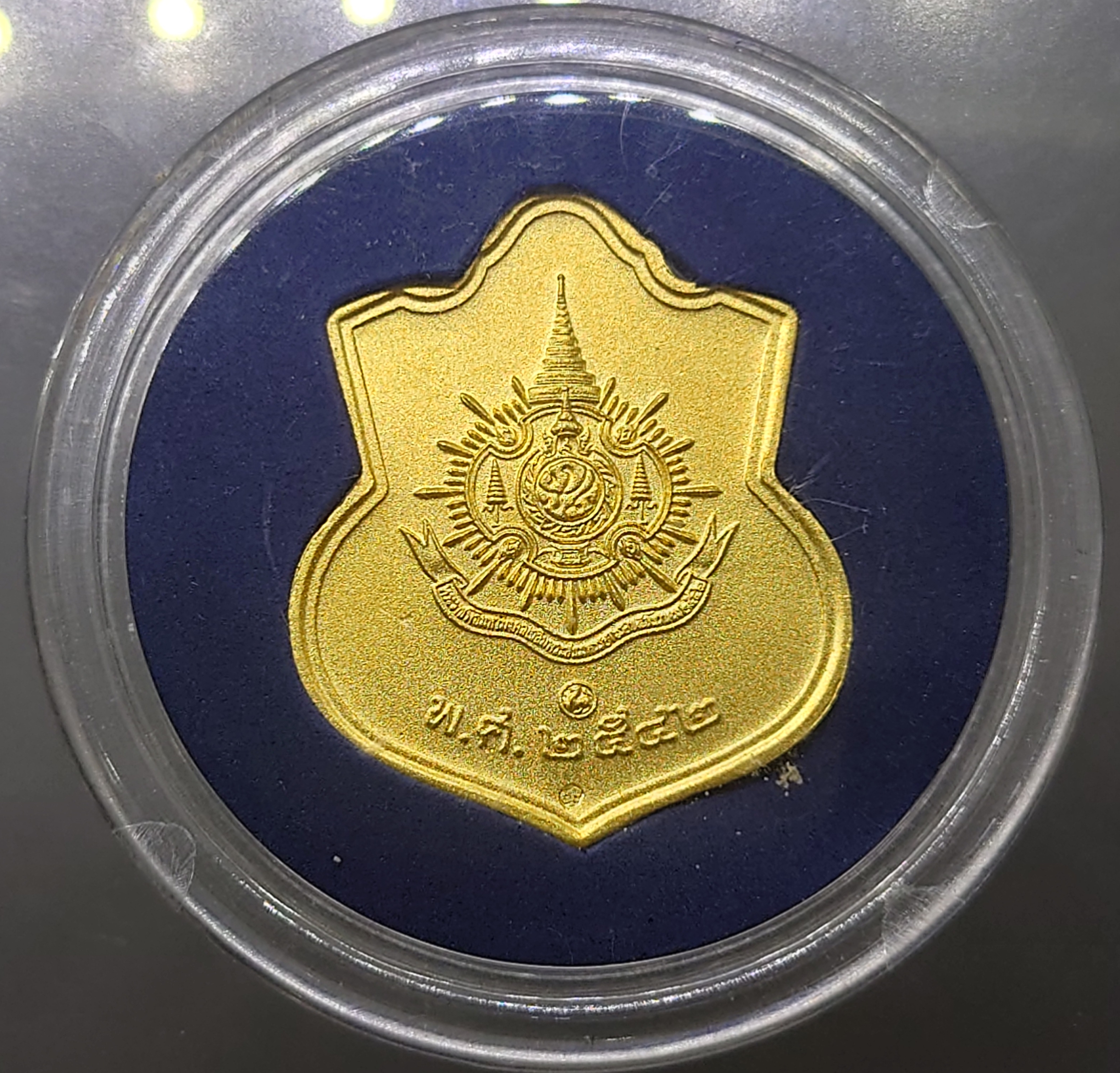 เหรียญเสมา เนื้อทองคำพ่นทราย ที่ระลึก 6 รอบ รัชกาลที่9 มหาดไทยจัดสร้าง พ.ศ.2542 หายาก (หนัก 1 บาท)