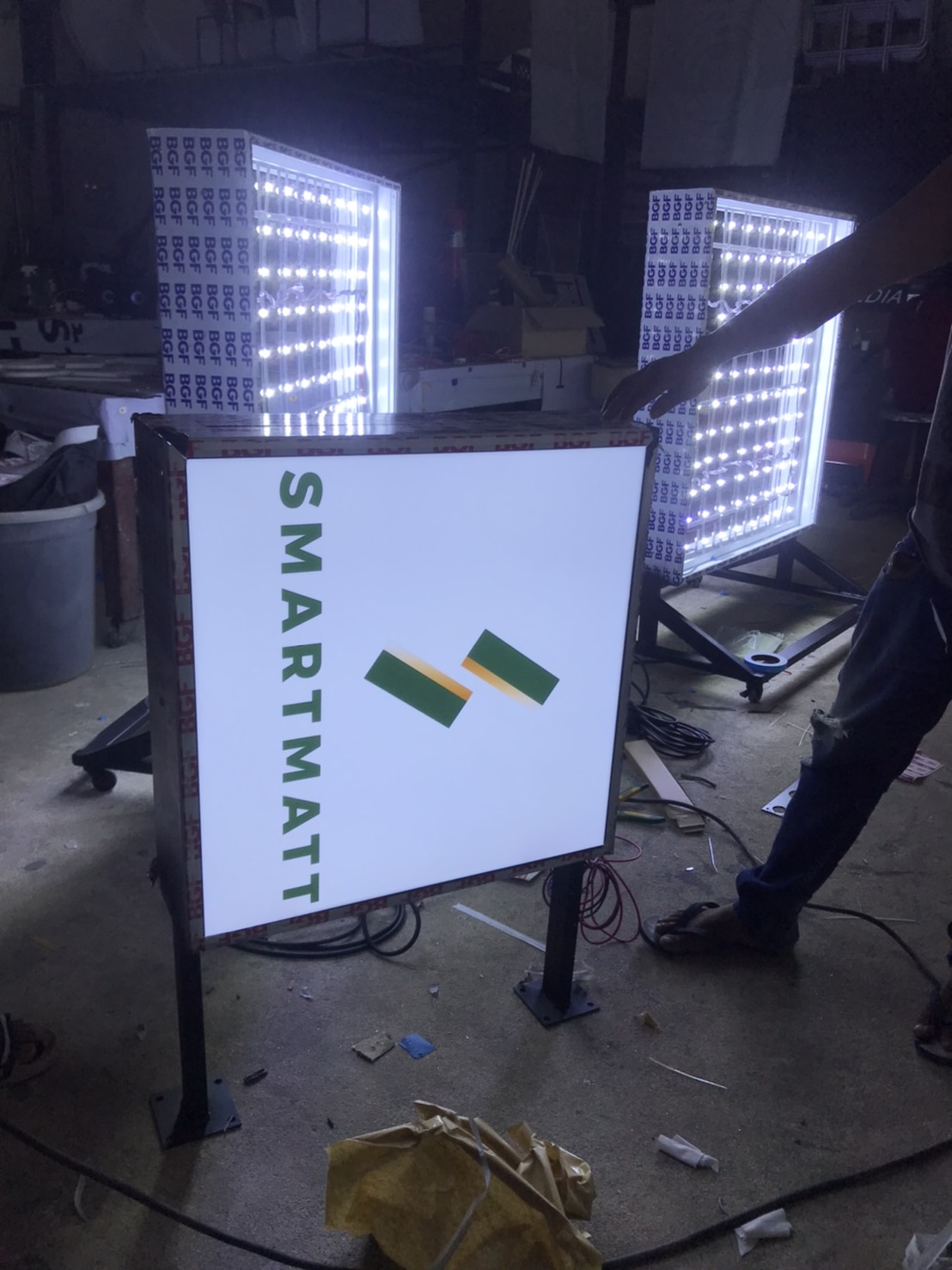 งานป้ายตู้ไฟอลูมิเนียมสองหน้าพร้อมขายื่น งานSMARTMATT