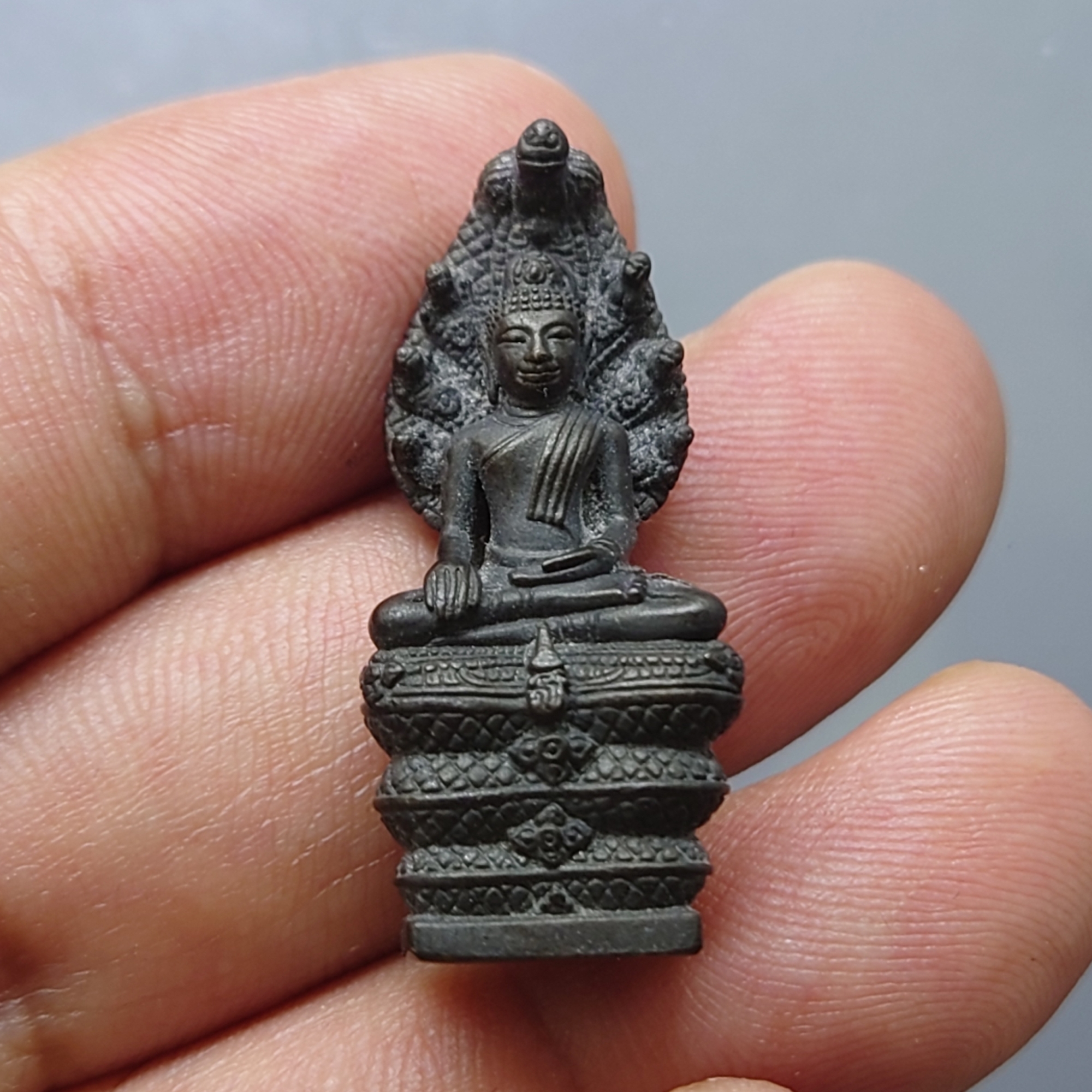 พระพุทธรูปนาคปรก ปางมารวิชัย ลอยองค์ เนื้อทองเหลืองรมดำ รุ่นเฉลิมพระเกียรติฯ 60 พรรษา สมเด็จพระเทพรัตนราชสุดาฯ พ.ศ.2558 พร้อมกล่องเดิม