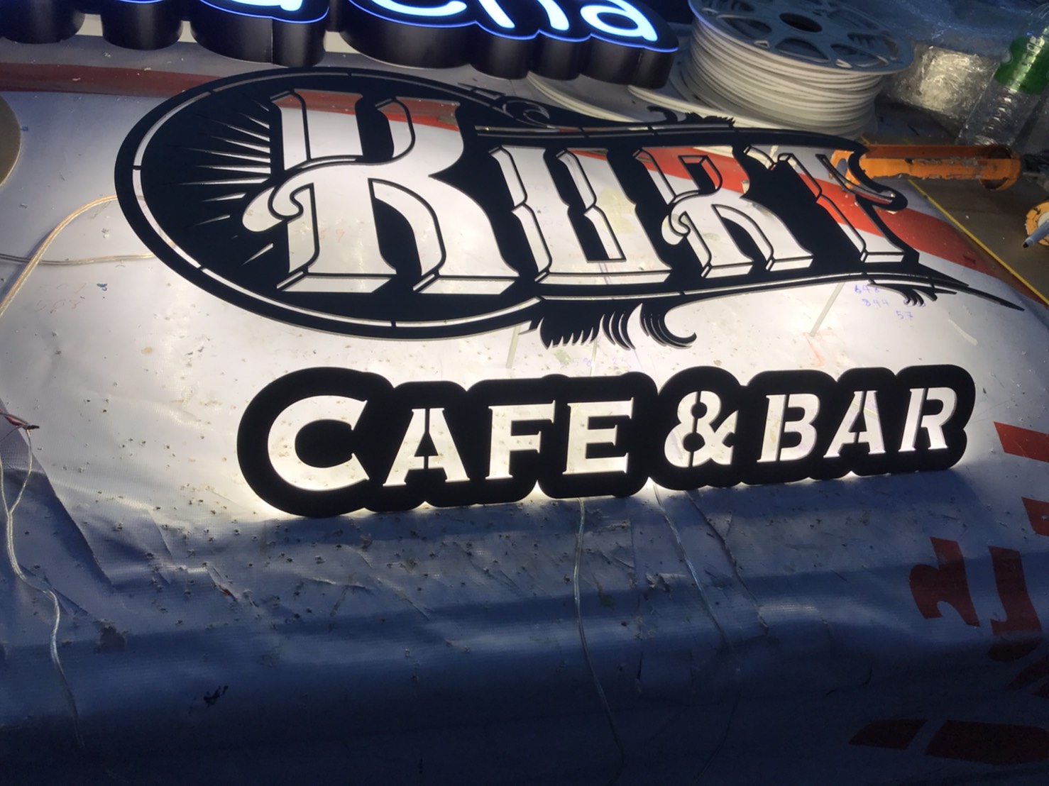 งานป้ายวินเทจ งานเลเซอร์เหล็กไฟออกหลังพร้อมขาลอย