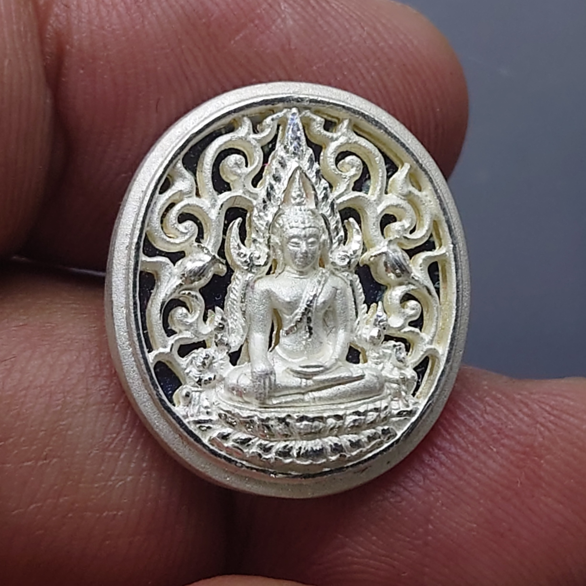 พระพุทธชินราช กรมตำรวจรุ่นแรก รุ่น “ประวัติศาสตร์” เหรียญรูปไข่ฉลุลายไทย พิมพ์เล็ก เนื้อเงินขัดเงา ปี2562 พร่อมกล่องเดิม