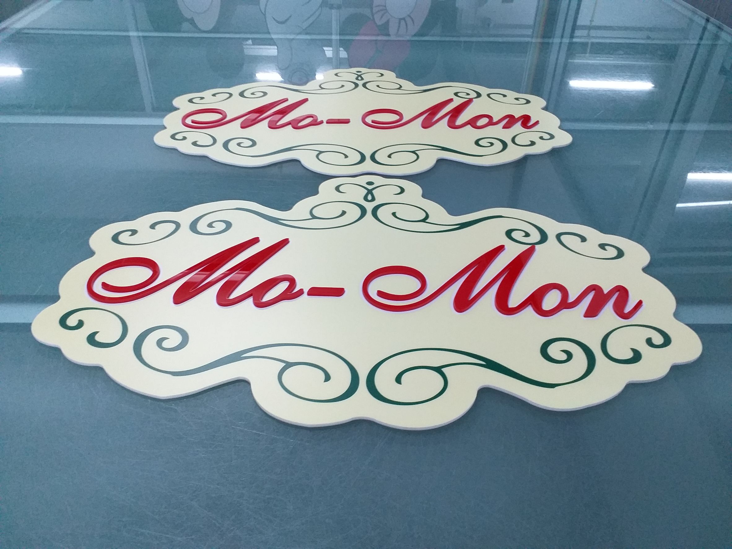 งานMO-MON ป้ายอะคริลิคซ้อนกันสองชั้น พื้นปริ้นท์ลงบนอะคริลิค