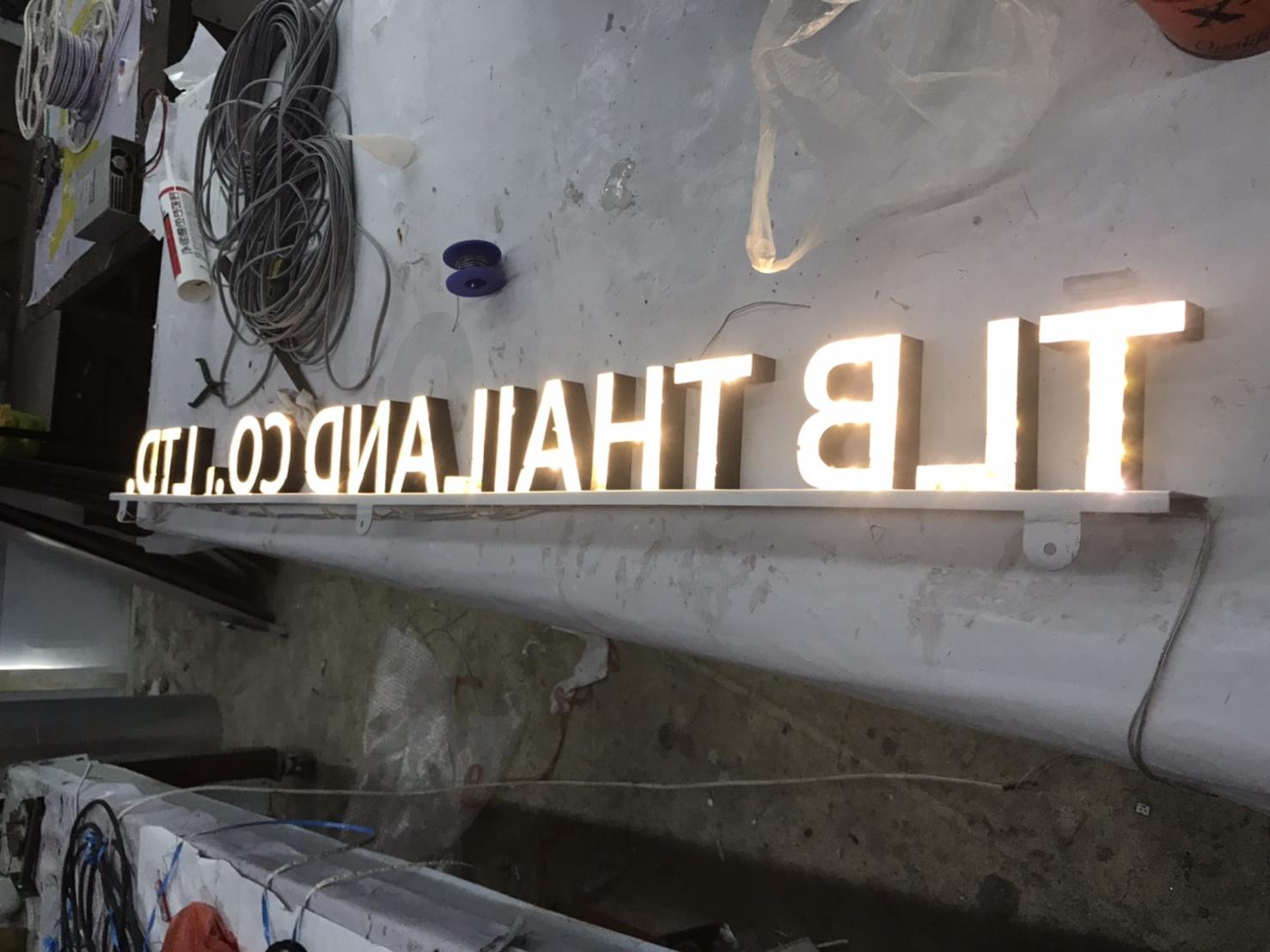 รับทำป้ายชื่อบริษัท ป้ายไฟชื่อบริษัท ป้ายไฟอักษรโลหะไฟออกหลัง งานTLB THAILAND CO TLD