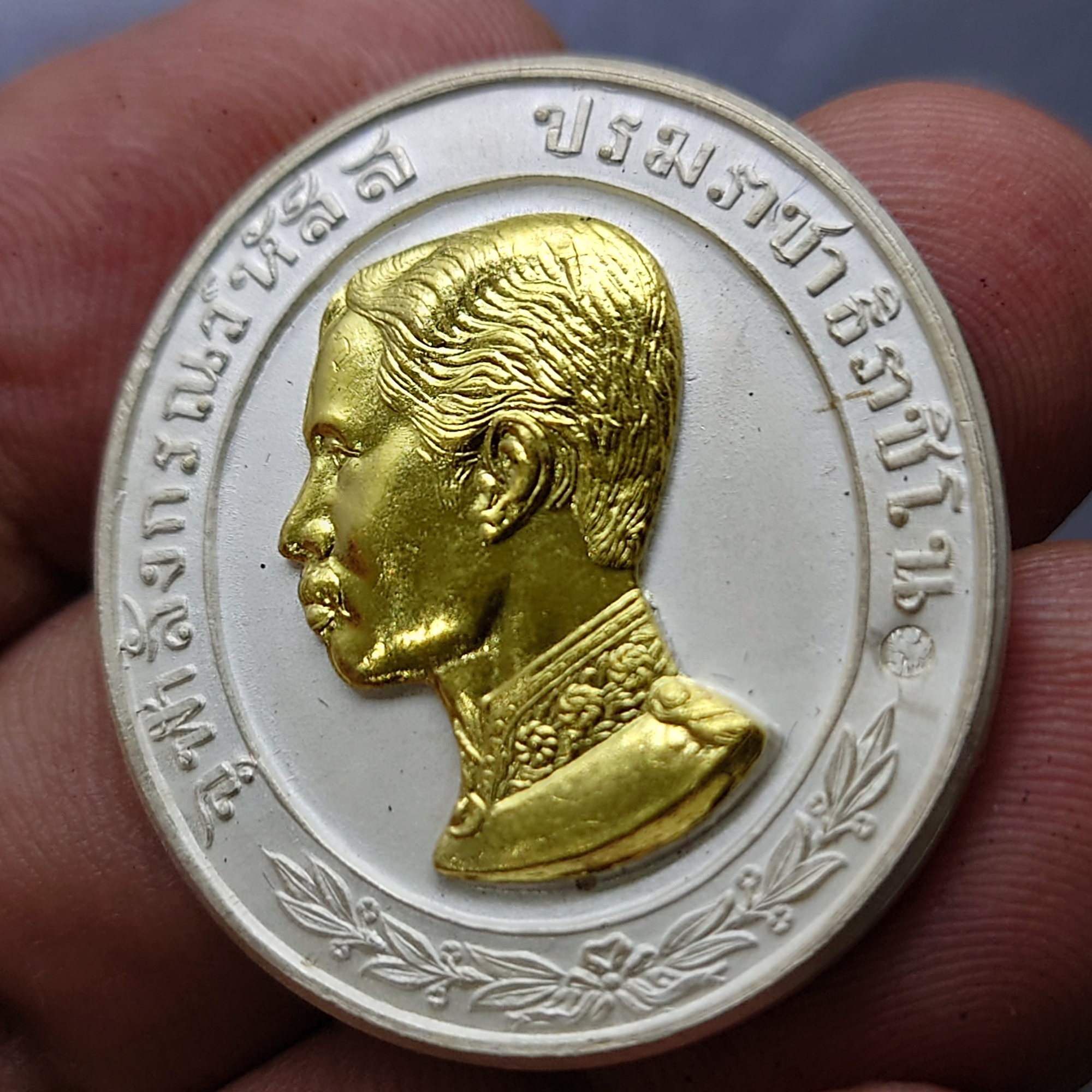 เหรียญรัชกาลที่5 ทรงยินดี เนื้อเงินหน้ากากทองคำแท้ ขนาด 3.2 ซ.ม.ที่ระลึกสร้างโรงพยาบาลพานทอง ปี2535 พร้อมกล่องเดิมๆ นิยม หายาก สร้างตามจอง