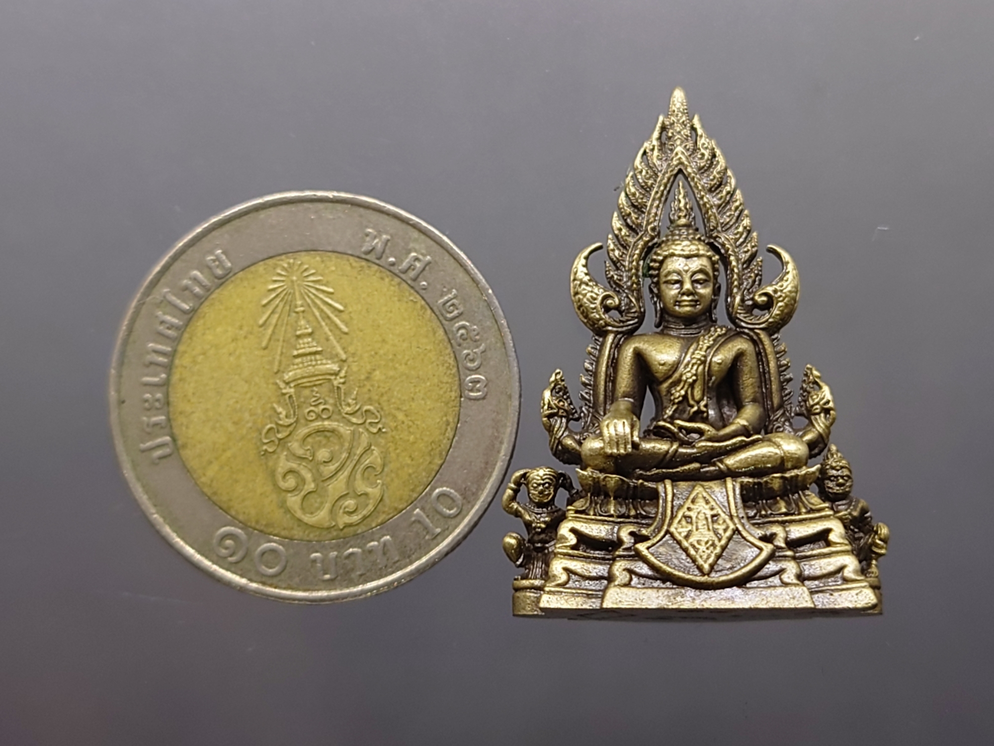 พระพุทธชินราช ลอยองค์ เนื้อทองขาวนอกโบราณ กรมตำรวจรุ่นแรก รุ่น “ประวัติศาสตร์” พ.ศ.2562 พร้อมกล่องเดิม