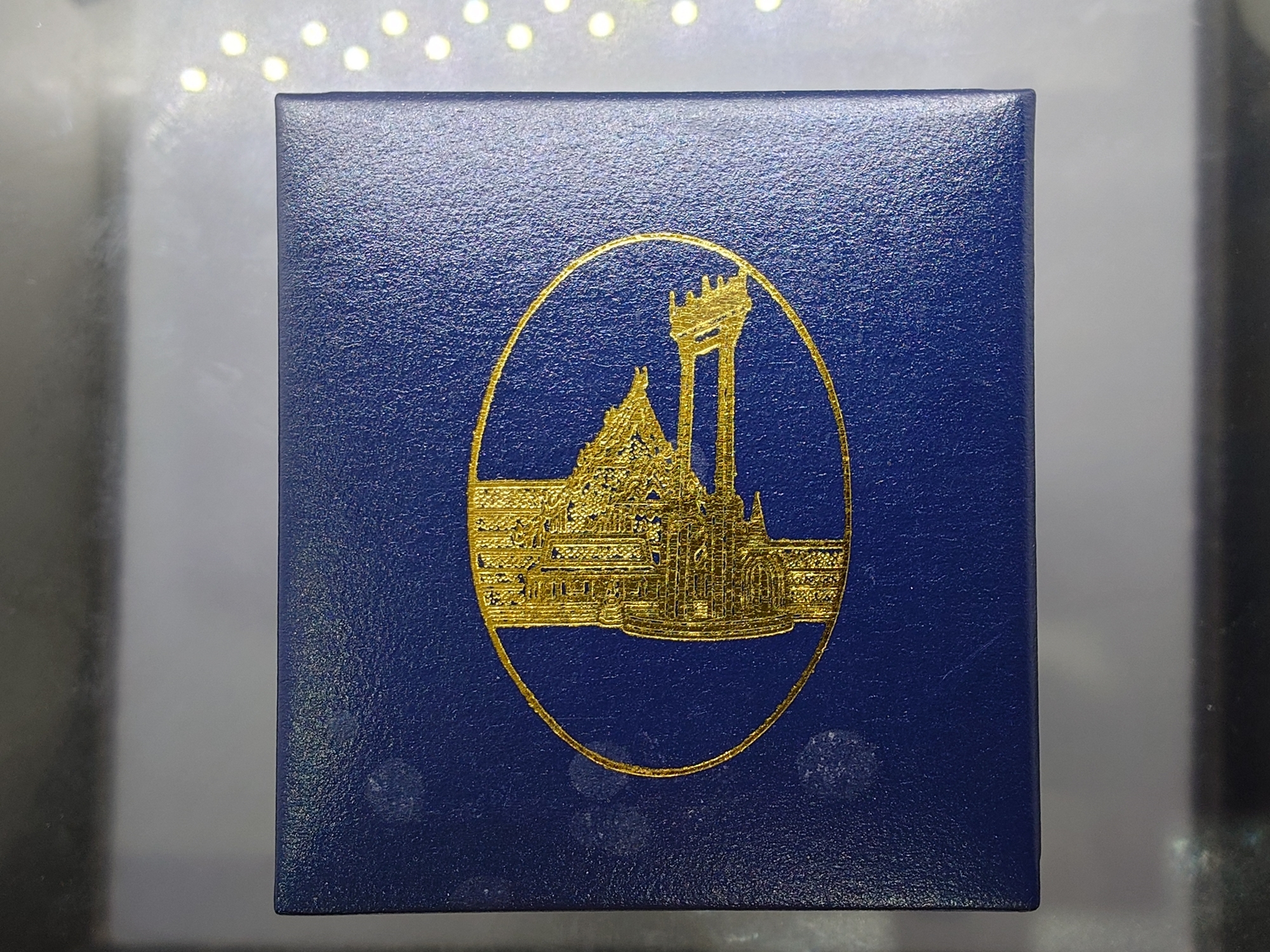 เหรียญพระพิฆเนศ เสาร์ห้า เทิดพระเกียรติครองราช ๕๐ ปี เนื้อเงินหน้าปัดทอง วัดสุทัศน์เทพวราราม ปี2539 พร้อมกล่องเดิม