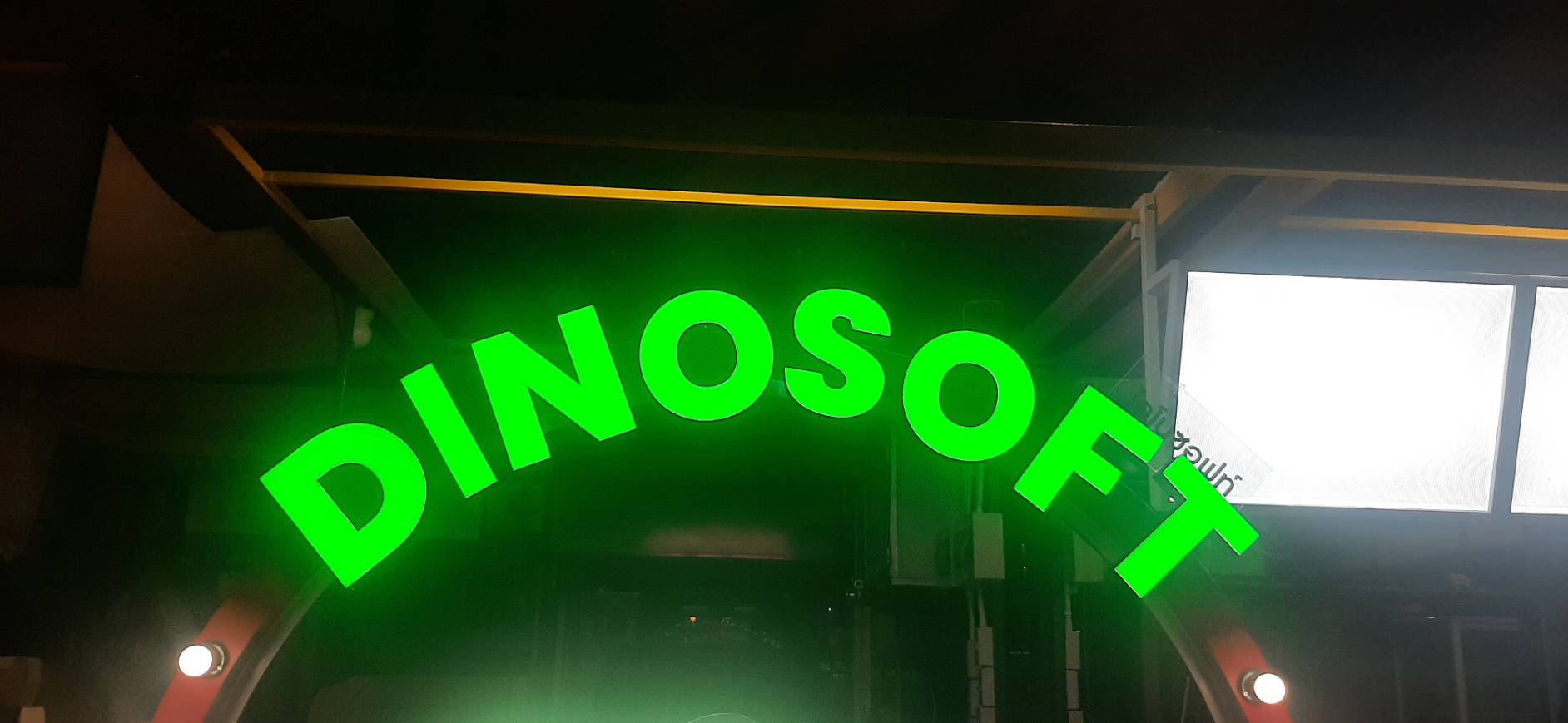 ป้ายตัวหนังสือไฟออกหน้า งานDINOSOFT