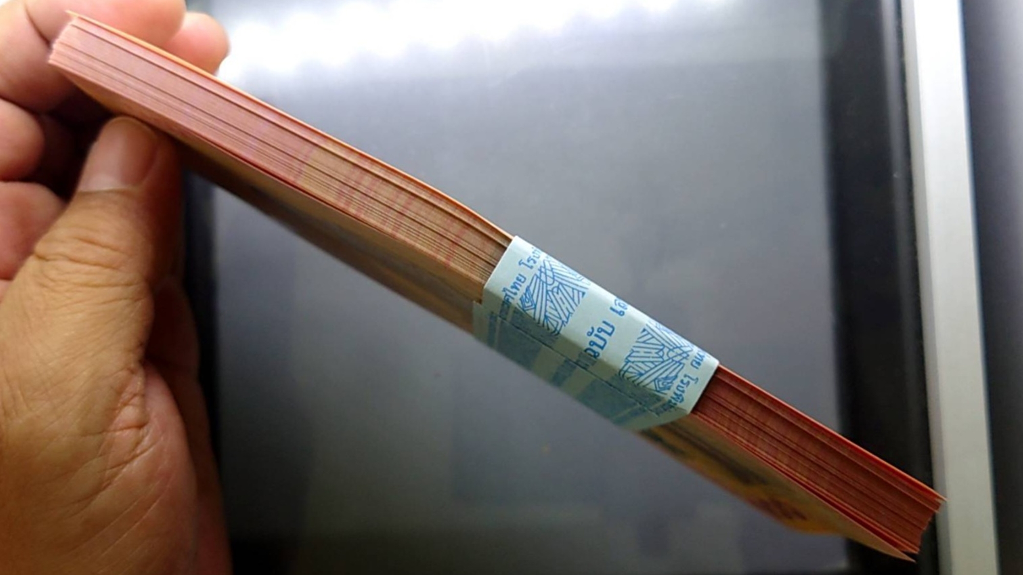 (ธนบัตรยกแหนบ 100 ใบ ไม่เรียงเลข) ธนบัตรที่ระลึก 100 บาท เฉลิมพระเกียรติ ในหลวงรัชกาลที่ 10 ครบ 6 รอบ ปี พ.ศ.2567 ไม่ผ่านใช้