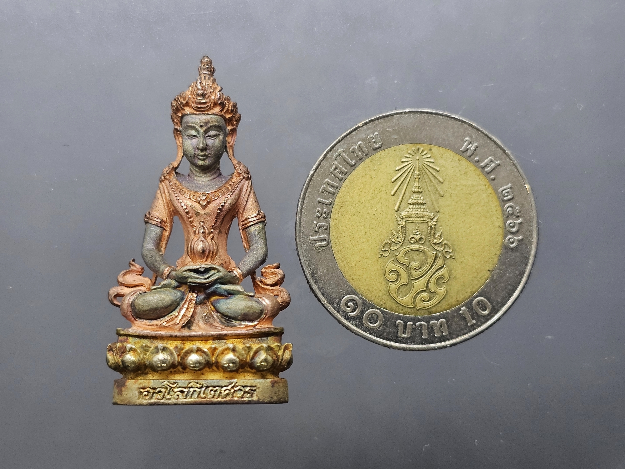 พระกริ่งอวโลกิเตศวร รุ่นอุดมโภคทรัพย์ เนื้อเงิน 99.9% ชุบ 3 กษัตริย์ วัดโพธิ์แมนคุณาราม พ.ศ.2539 พร้อมกล่องเดิม