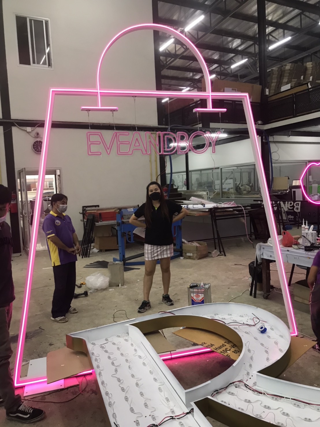 ป้ายไฟนีออนเฟล็กซ์สีชมพูแอลอีดีพร้อมขาตั้ง งานEVEANDBOY