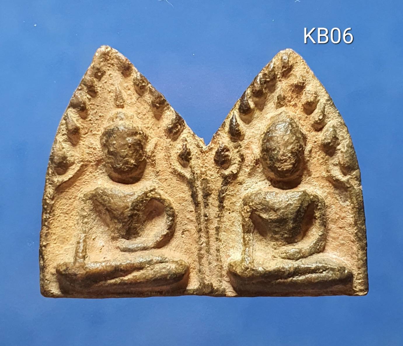 พระขุนแผน พลายคู่ตัดเดี่ยว กรุวัดบ้านกร่าง พิมพ์ห้าเหลี่ยมอกใหญ่