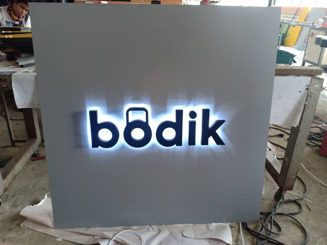 ป้ายไฟLEDเหล็กซิ้งค์พ่นสีไฟออกหลัง งานBODIK