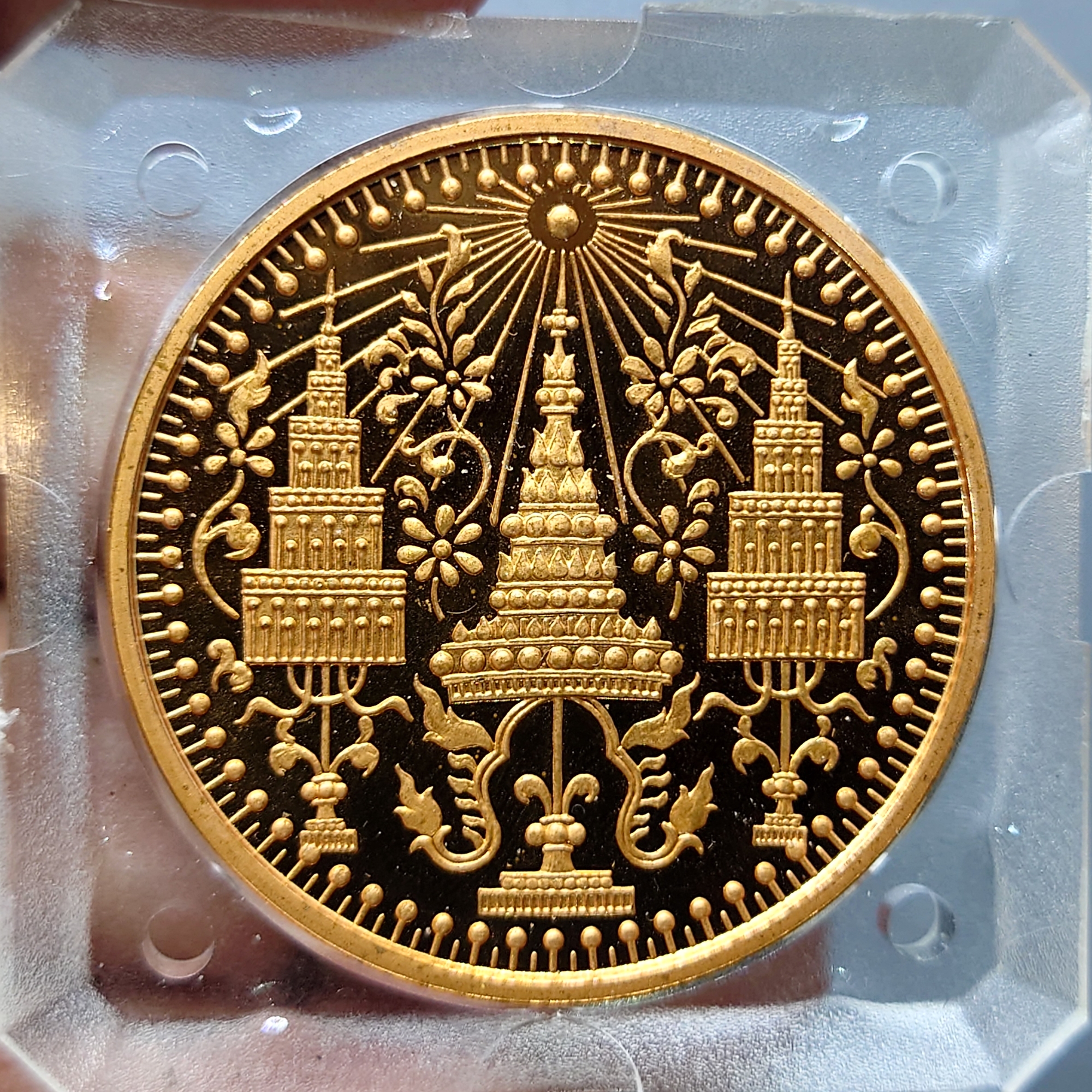 เหรียญพระแก้วมรกต ทรงเครื่อง 3 ฤดู พระจอมเกล้าพระนครเหนือ ปี 2538 เนื้อทองแดงนอก ขัดเงา ขนาด 4 ซม. พร้อมตลับเดิมๆ