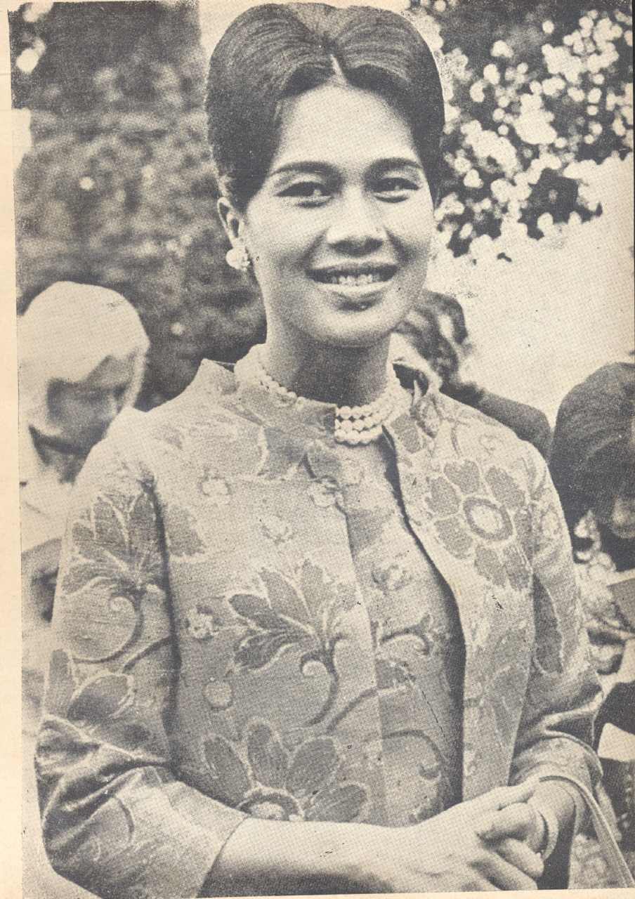 สมเด็จพระนางเจ้าสิริกิติ์ พระบรมราชินีนาถ โดย กองบรรณาธิการ นสพ.เสรีรัฐ