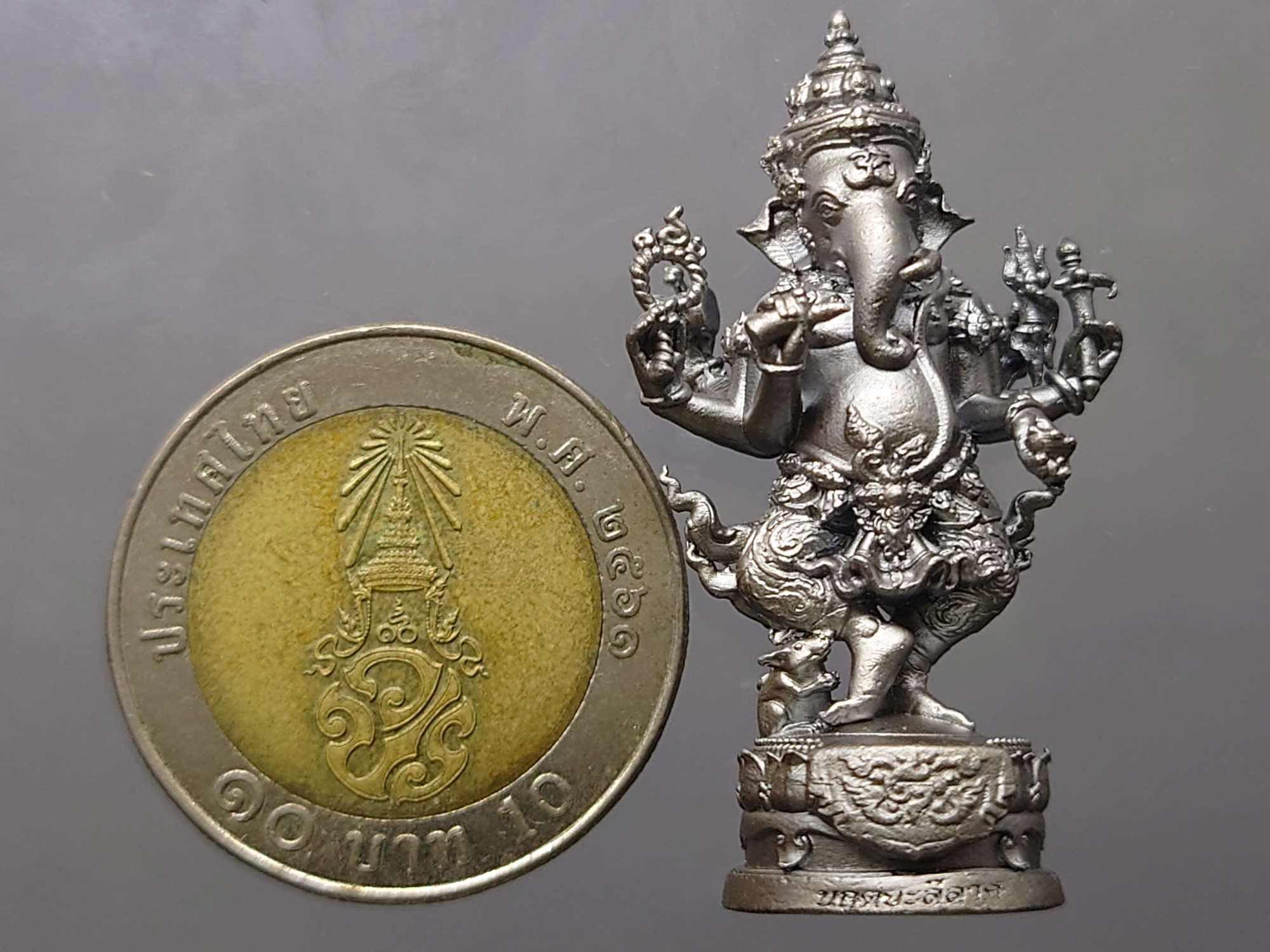 พระพิฆเนศ ปางนฤตยะ มหามงคล ๙๑๐ เนื้อเงินมุก (โคท 8) ขนาด 4 เซ็น จัดสร้างโดย คณะดนตรีและการแสดง มหาวิทยาลัยบูรพา พ.ศ.2562 พร้อมกล่องเดิม