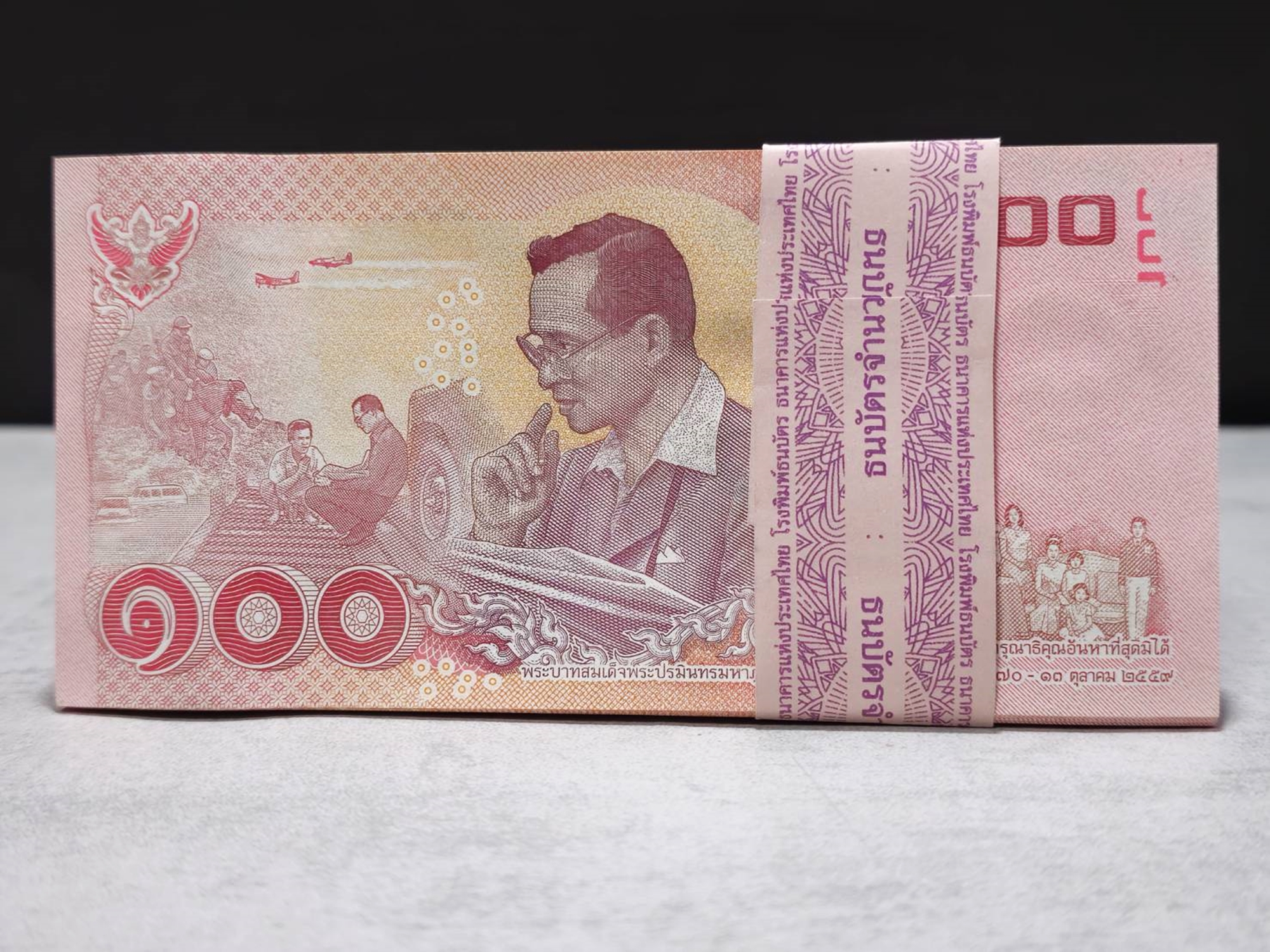 ธนบัตรยกแหนบ 100 ใบ เรียงเลข ธนบัตร 100 บาท แบบ 16.5 ไม่ผ่านใช้งาน UNC พร้อมบรรจุตลับ (มีเลขสวย เลขกระจก)