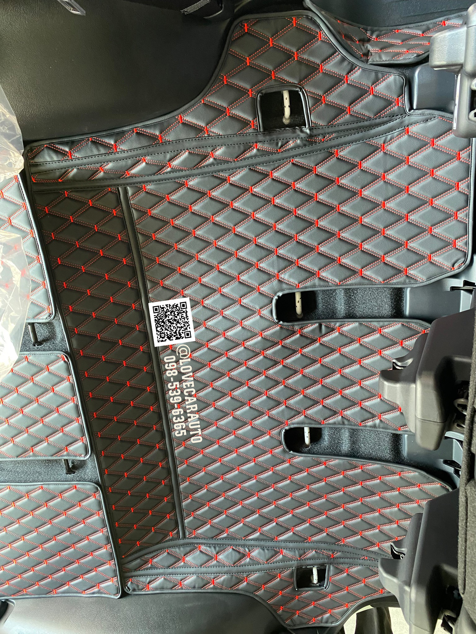 พรม7D VVIP ด้ายคู่ Toyota Fortuner Leder 2022 สีดำด้ายแดง +ไวนิลดำ