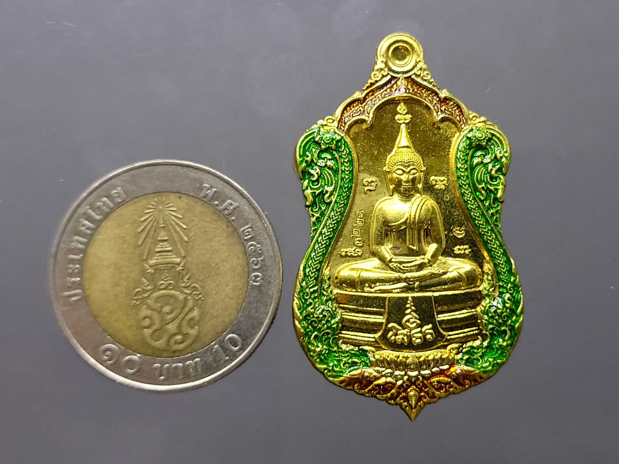 เหรียญหลวงพ่อโสธร หลังท้าวเวสสุวรรณ รุ่นประทารพร เนื้อทองทิพย์ ลงยาขอบ จัดสร้างโดย มูลนิธิมิราเคิล ออฟไลฟ์ พ.ศ.2563