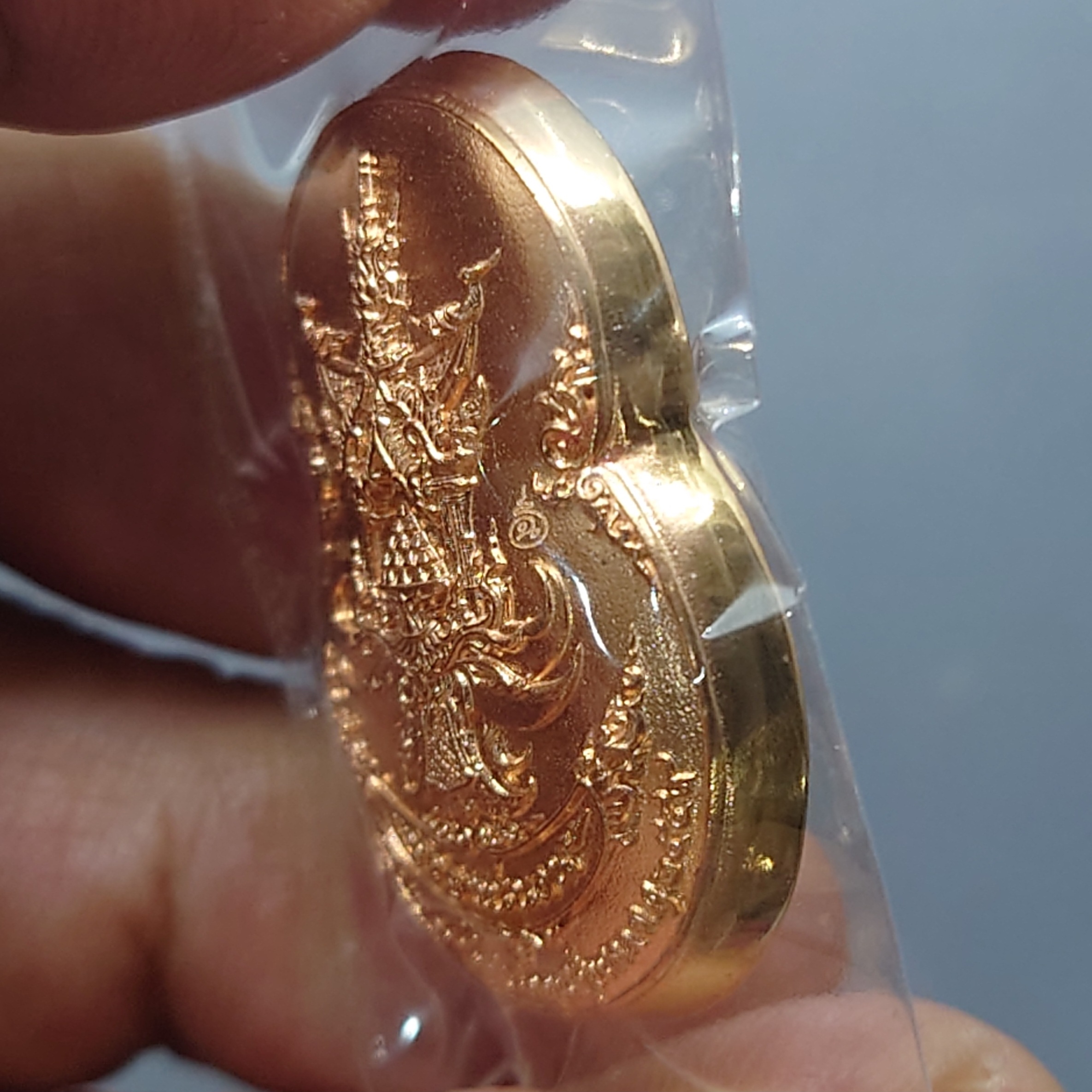 เหรียญกริ่งหนุมาน อารยสถาปัตย์ เนื้อสัตตะโลหะ พิมพ์เล็ก ออกแบบ และควบคุมการสร้างโดย อ.เฉลิมชัย โฆษิตพิพัฒน์ พร้อมกล่องเดิมและใบเซอร์