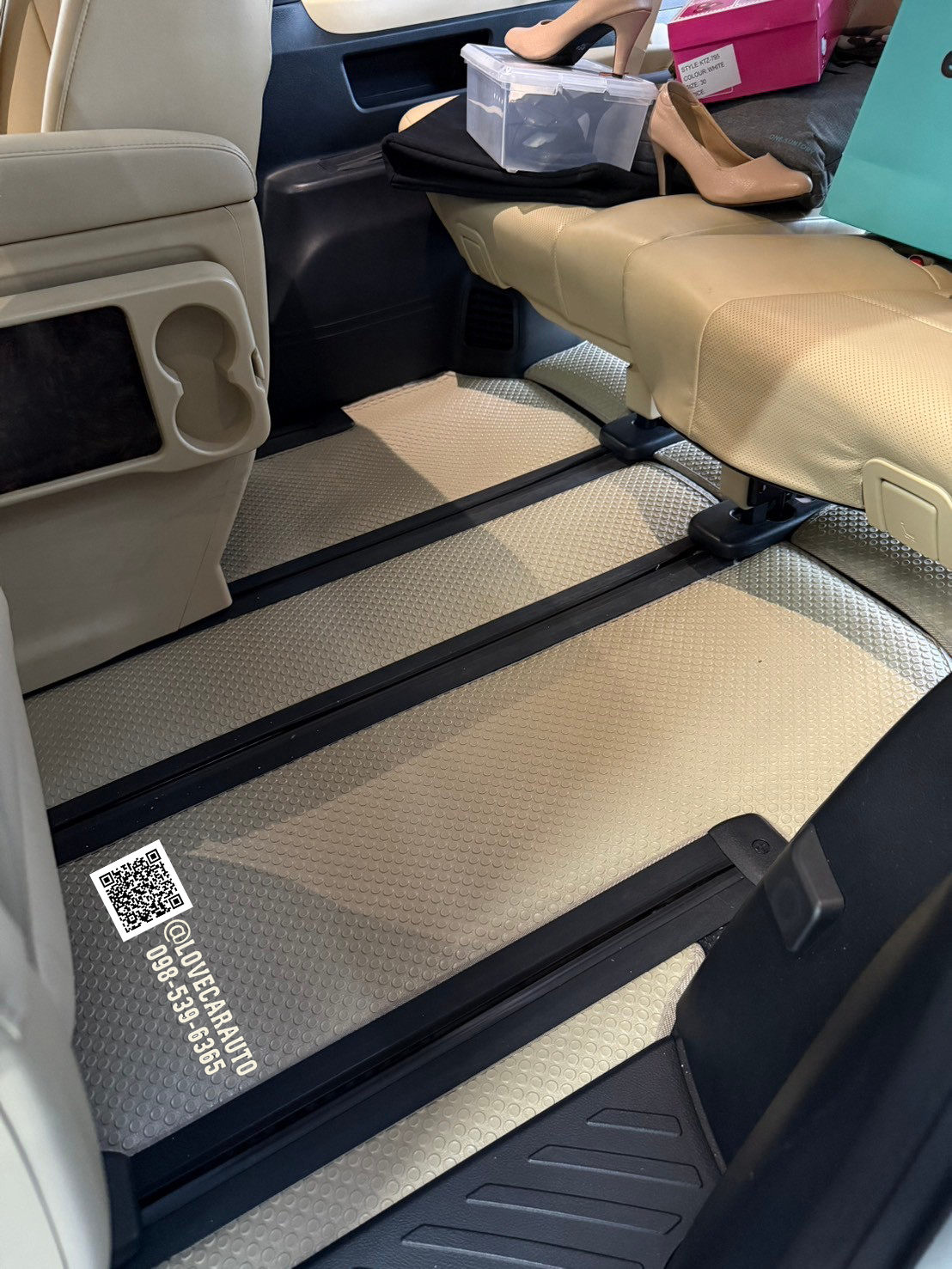 พรมปูพื้นรถตู้ toyota alphard กระดุมเล็กสีครีม