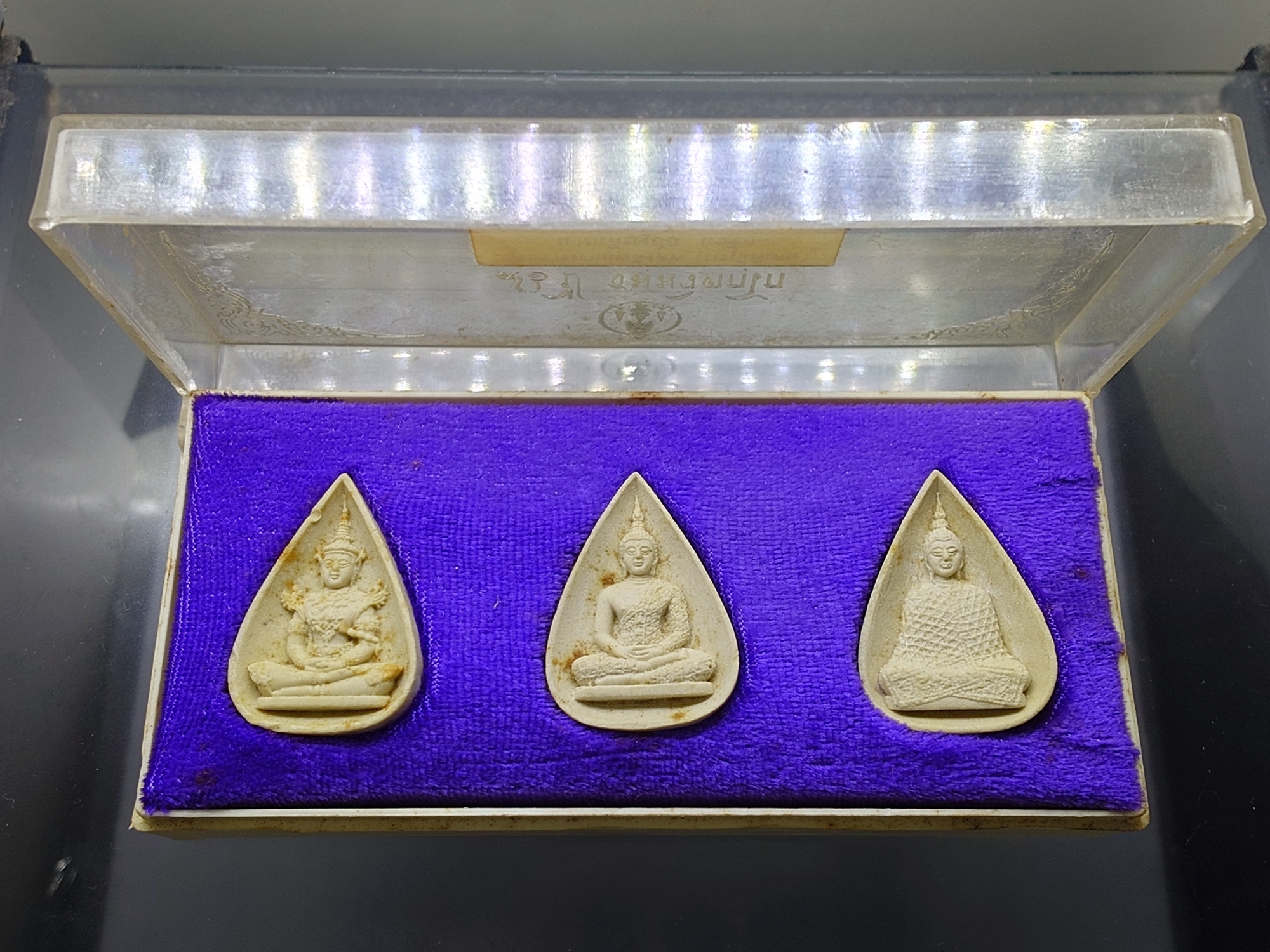 พระแก้วมรกต 3 ฤดู ธมฺมวิตกฺโก หลังยันต์เจ้าคุณนรฯ เนื้อผงพุทธคุณ วัดเทพศิรินทราวาส พ.ศ.2537 พร้อมตลับเดิม