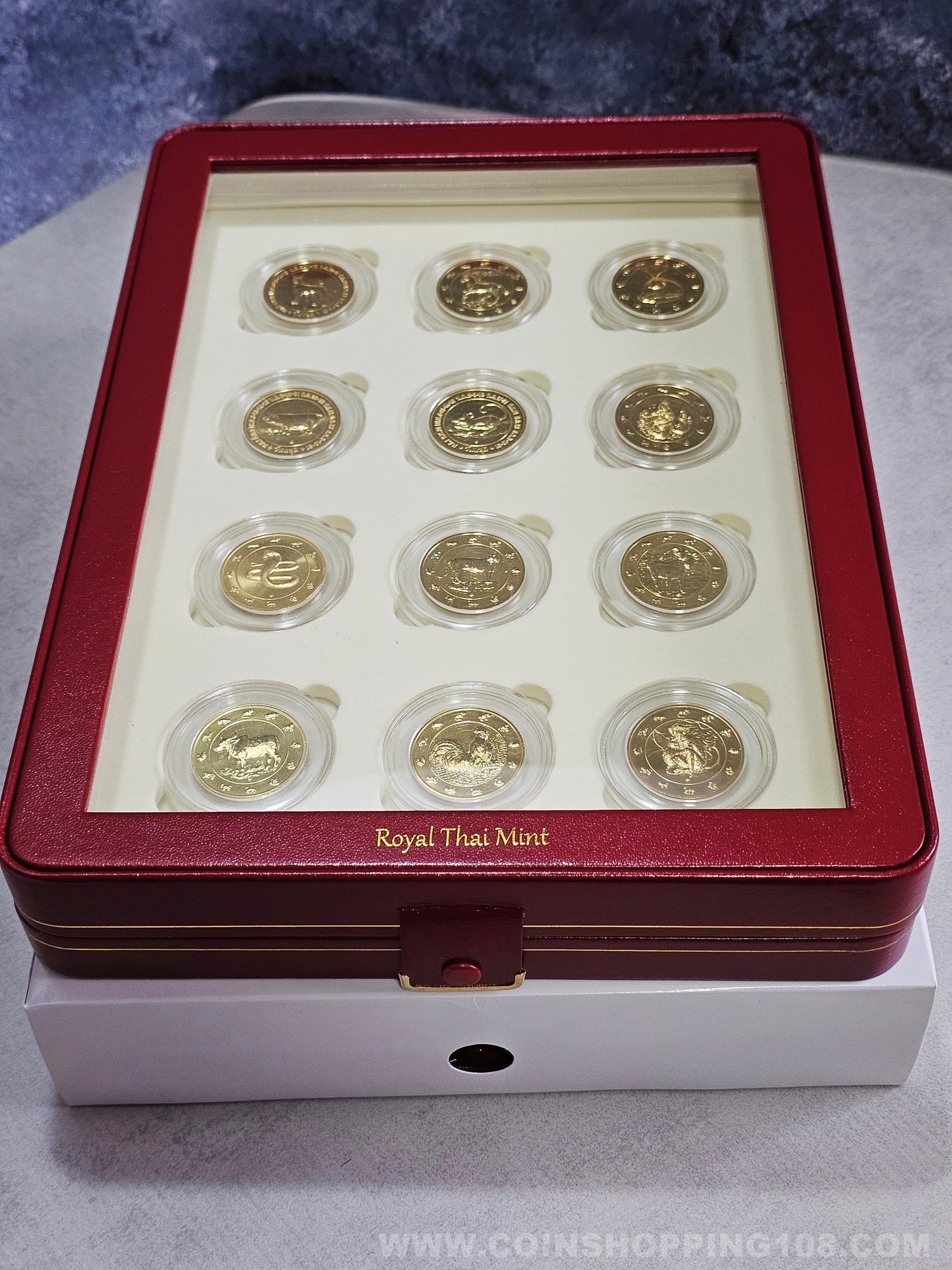 ชุดเหรียญที่ระลึกปฏิทิน 12 ปี นักษัตร ครบชุดทั้ง 12 ปีนักษัตร เนื้อทองแดงชุบทอง พร้อมกล่องหนังหรูหรา
