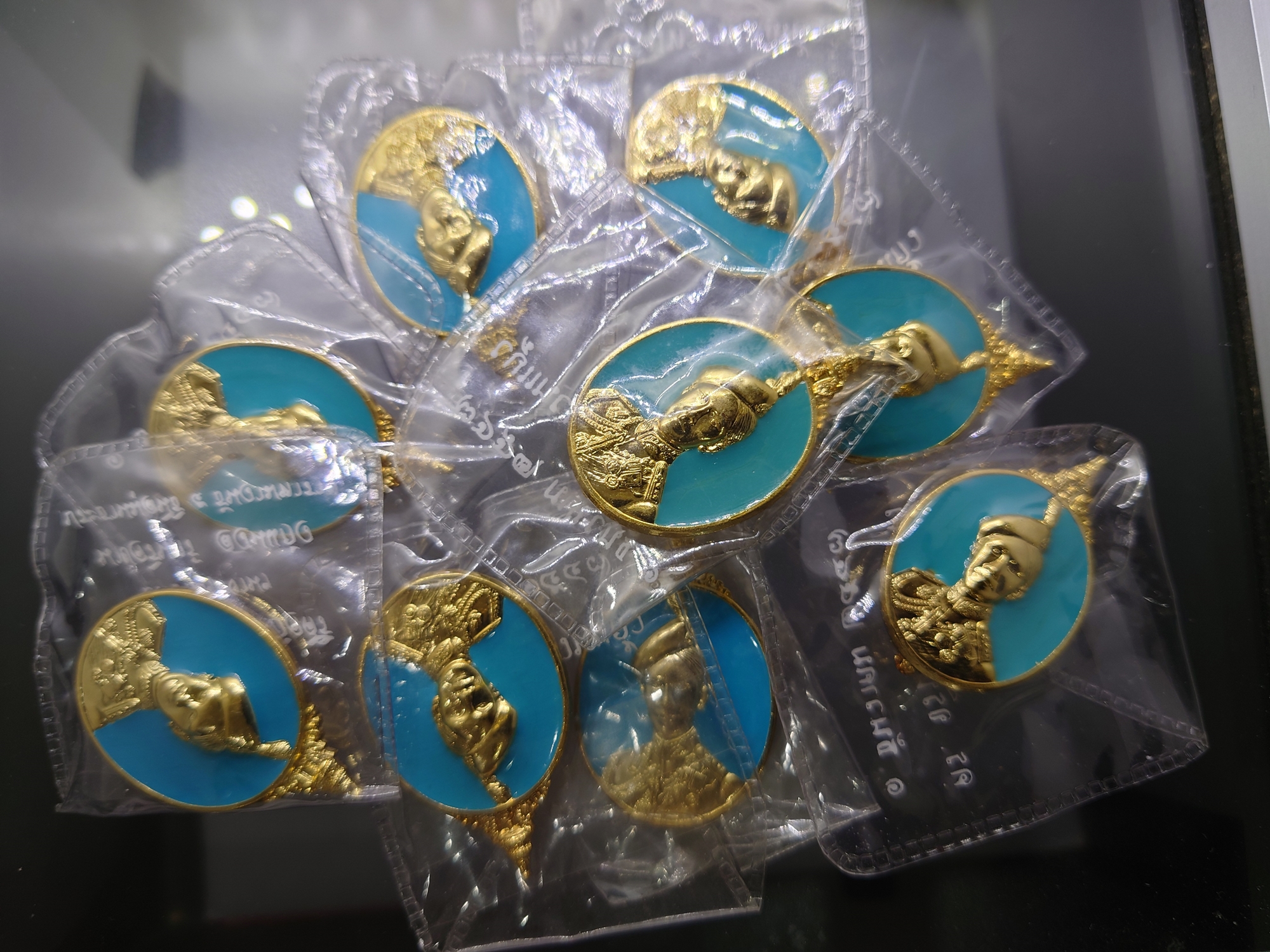 เข็มกลัด 12 สิงหาพระบรมราชินีนาถ 73 พรรษา กาหลั่ยทอง ลงยา พ.ศ.2548