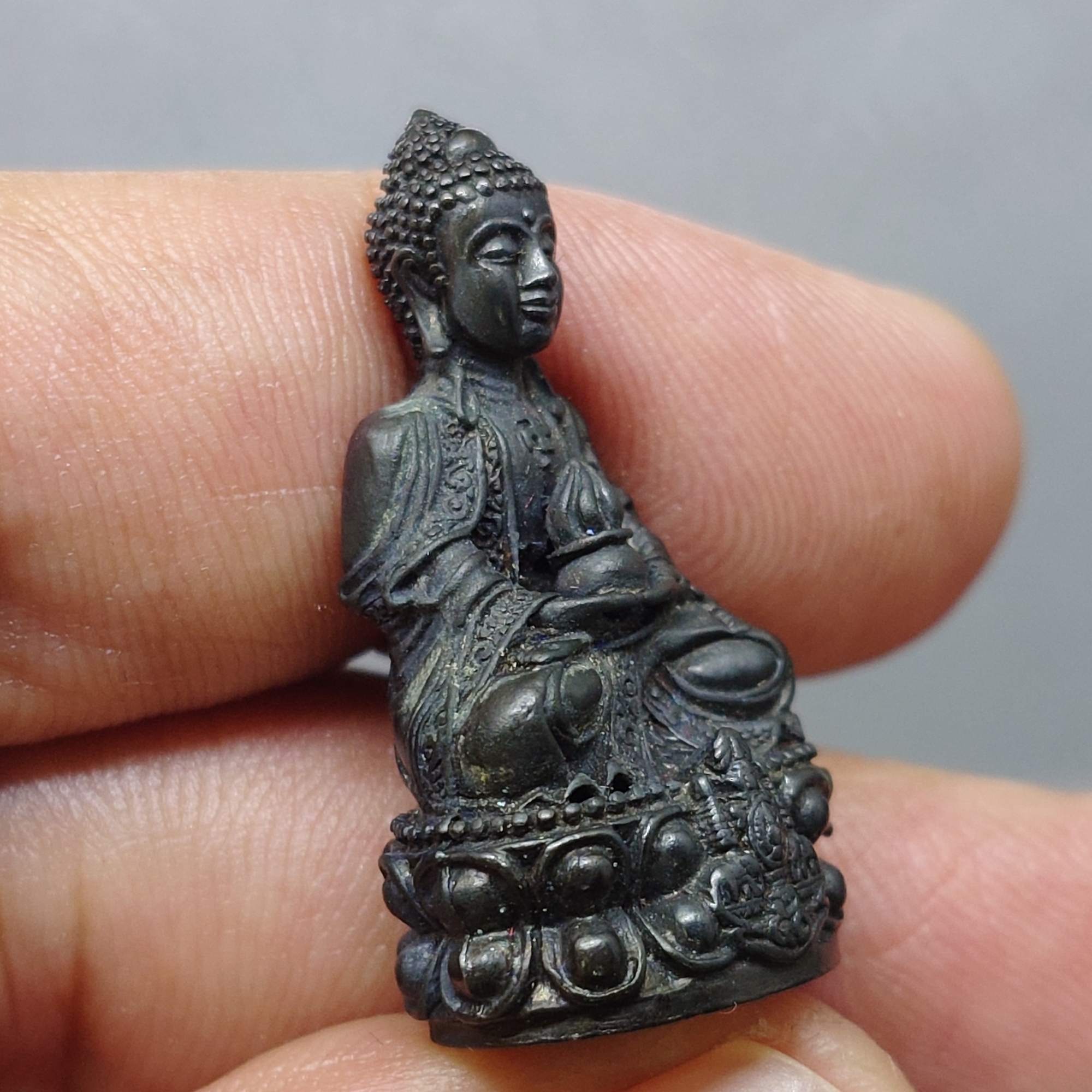 พระกริ่งยูไลฮุก กาญจนาภิเษก (กรรมการ) เนื้อนวะโลหะพิเศษผสมทองคำ โครงการพัฒนาบูรณะพระอุโบสถ วัดแก้วแจ่มฟ้า พ.ศ.2539 พร้อมกล่อง