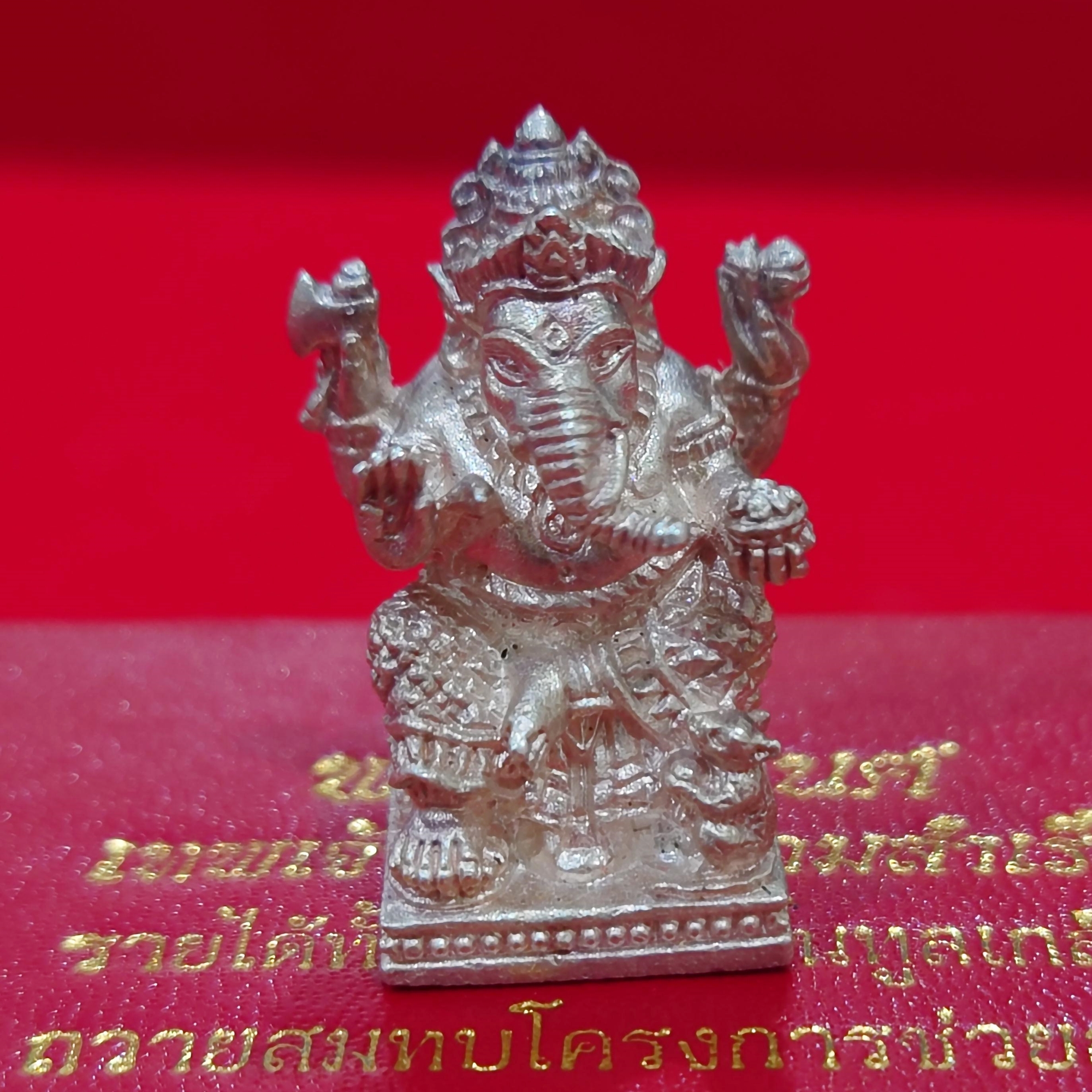 รูปหล่อพระพิฆเนศ เทพเจ้าแห่งความสำเร็จ เนื้อเงิน ปางนั่งประทานพร ครบรอบ 25ปี นิตยสารดาราภาพยนตร์ พ.ศ.2544