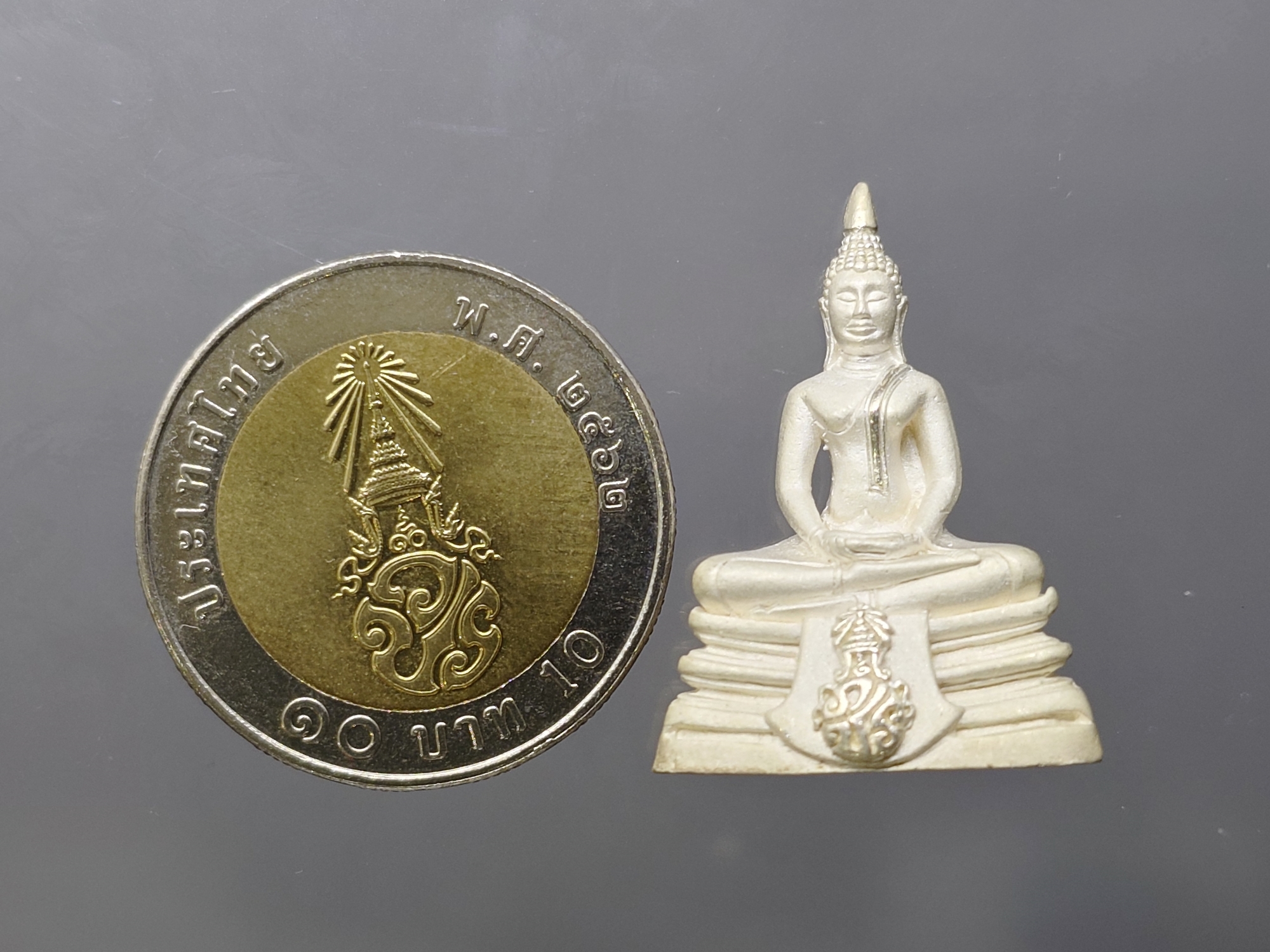 พระพุทธโสธร ภปร เนื้อเงิน พิมพ์ใหญ่ รุ่นสร้างพระอุโบสถ ปี 2539 พร้อมกล่องเดิม ใบเซอร์