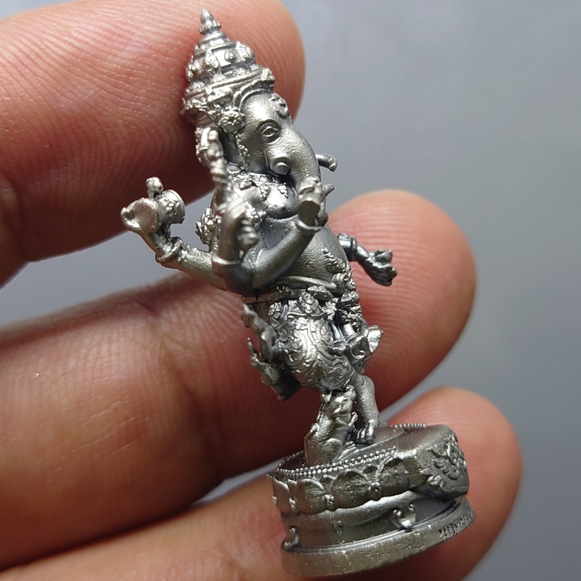 พระพิฆเนศ ปางนฤตยะ มหามงคล ๙๑๐ เนื้อเงินมุก (โคท 8) ขนาด 4 เซ็น จัดสร้างโดย คณะดนตรีและการแสดง มหาวิทยาลัยบูรพา พ.ศ.2562 พร้อมกล่องเดิม