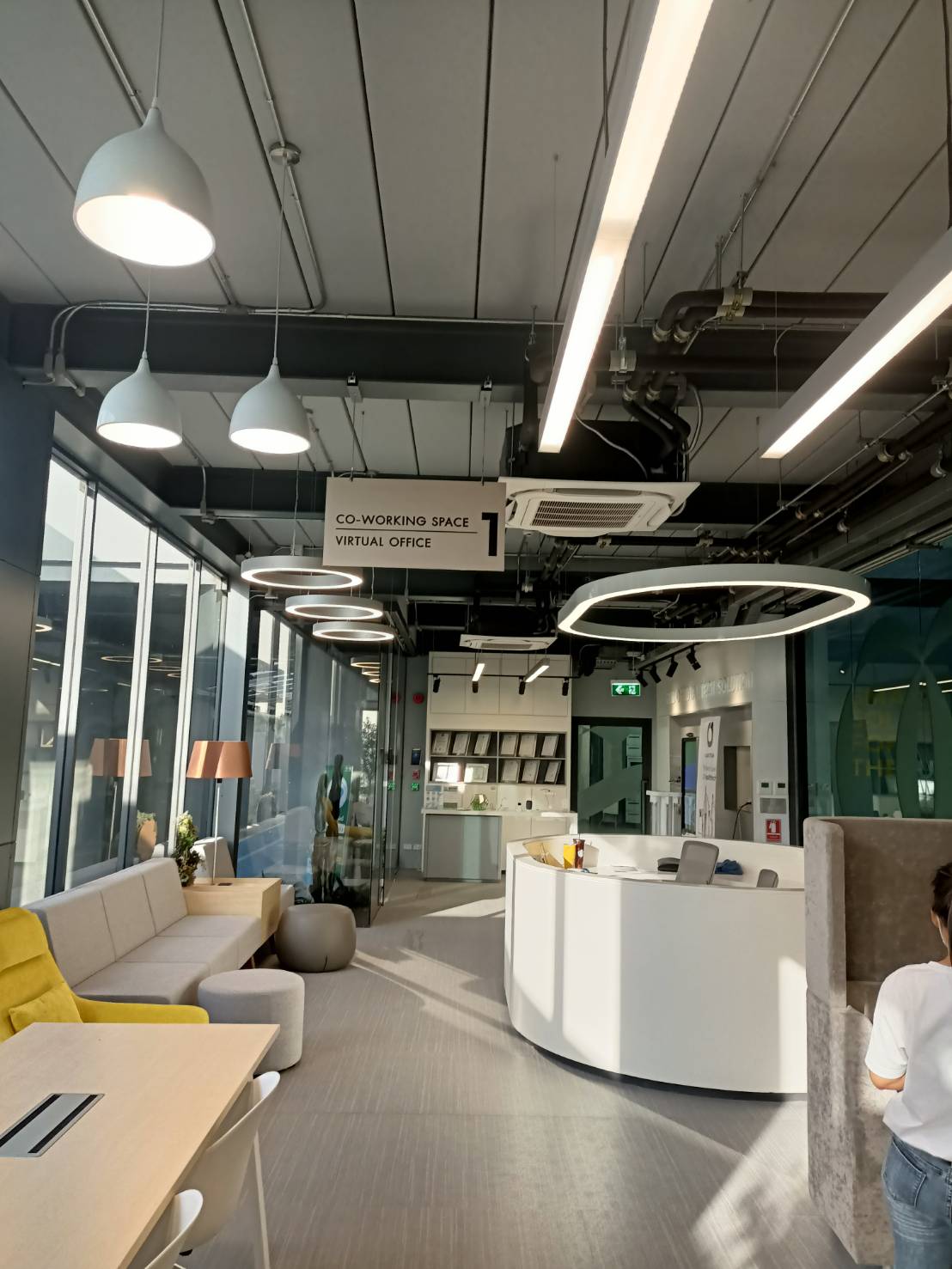 รับทำป้ายบ่งบอกที่ทำงาน ป้ายบอกทาง ป้ายอะคริลิคออฟฟิศ งานCO-WORKING SPACE ป้ายห้อยอะคริลิค