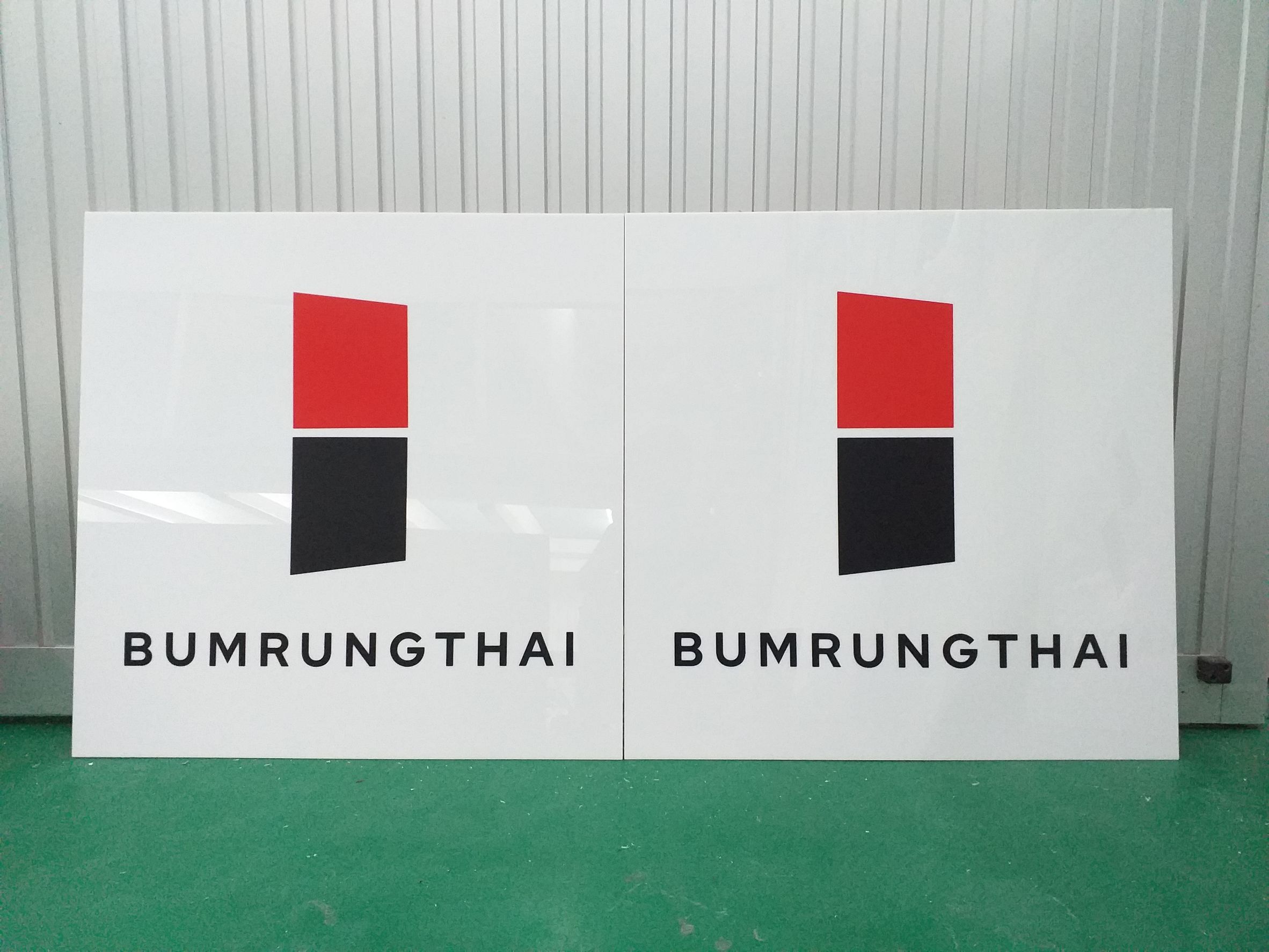ป้ายงานพิมพ์ลงบนแผ่นอะคริลิค งานBUMRUNGTHAI