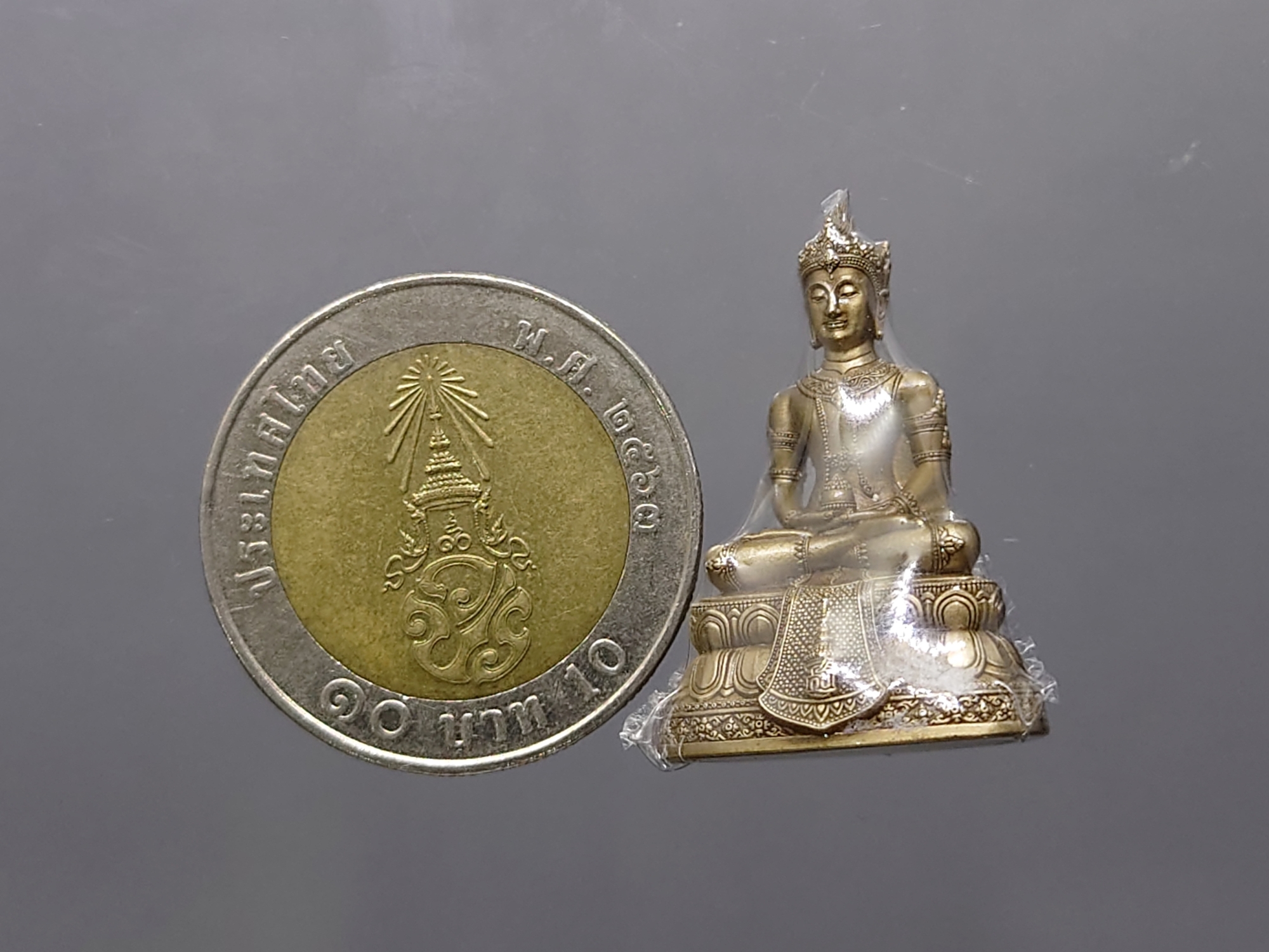 พระไภษัชยคุรุไวฑูรยประภาตถาคตพุทธเจ้า ลอยองค์ เนื้อบรอนซ์รมดำซาติน สภากาชาดไทย จัดสร้าง พ.ศ.2565 พร้อมกล่องเดิม