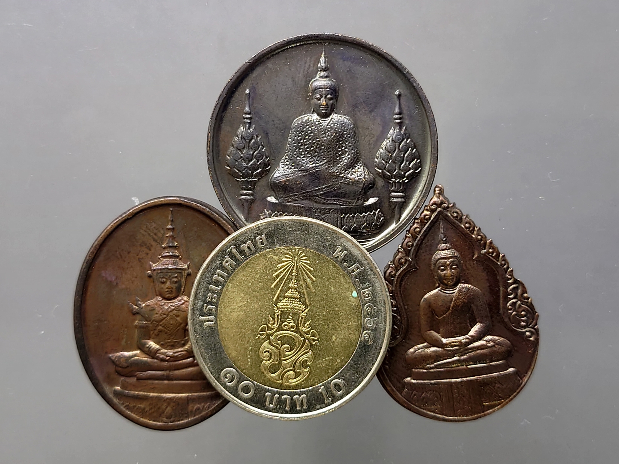 เหรียญพระแก้วมรกต ภปร รุ่นแรก ชุด 3 ฤดู เนื้อทองแดงรมดำ ฉลองกรุงรัตนโกสินทร์ 200 ปี พ.ศ.2525 พร้อมกล่อง