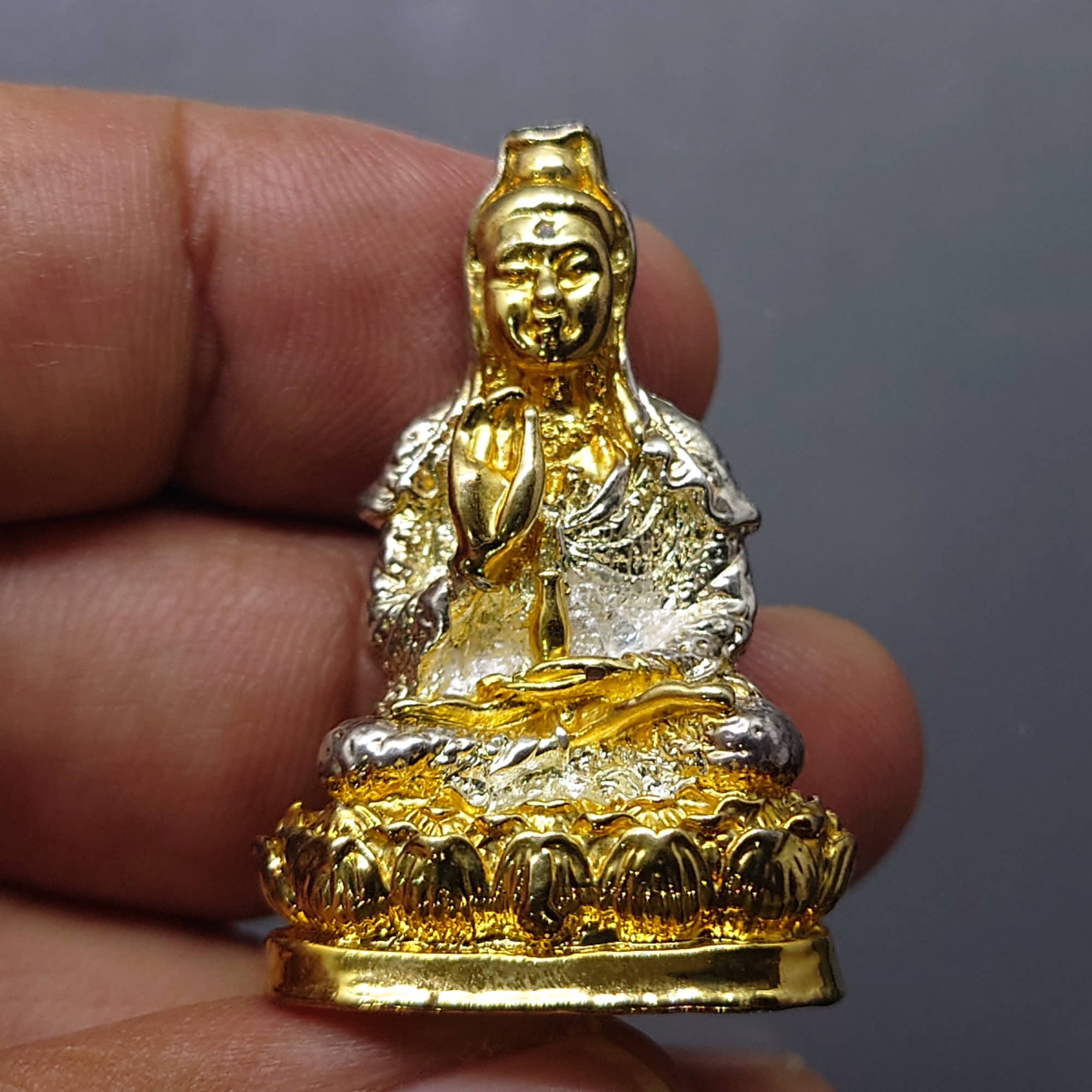 พระโพธิสัตว์กวนอิม รุ่นเพชรเจ้าฟ้า พิมพ์ใหญ่ เนื้อโลหะสามกษัตริย์ ฝังเพชรที่หน้าผาก อภิมหาพุทธาภิเษก ณ วัดบวรนิเวศวิหาร ปี2538 พร้อมตลับเดิม