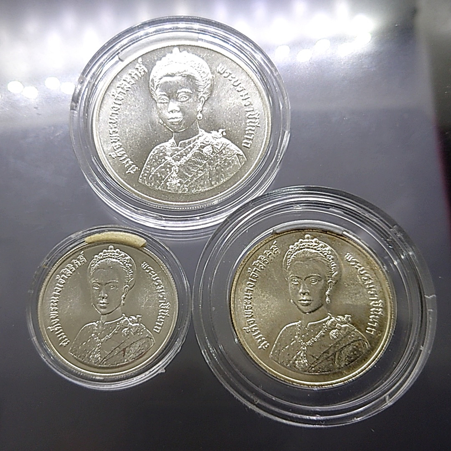 เหรียญเงินครบชุด ที่ระลึกเฉลิมพระชนมพรรษา 5 รอบ สมเด็จพระนางเจ้าสิริกิติ์ พระบรมราชินีนาถ พ.ศ.2535 ไม่ผ่านใช้