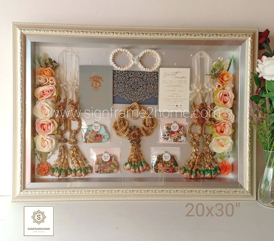 กรอบรูปทรงลึกสองชั้นซ้อน ปูพื้นสีเงิน ขนาด 20x30นิ้ว ไม้ขาวลายงาช้าง เสริมไม้สีเงิน