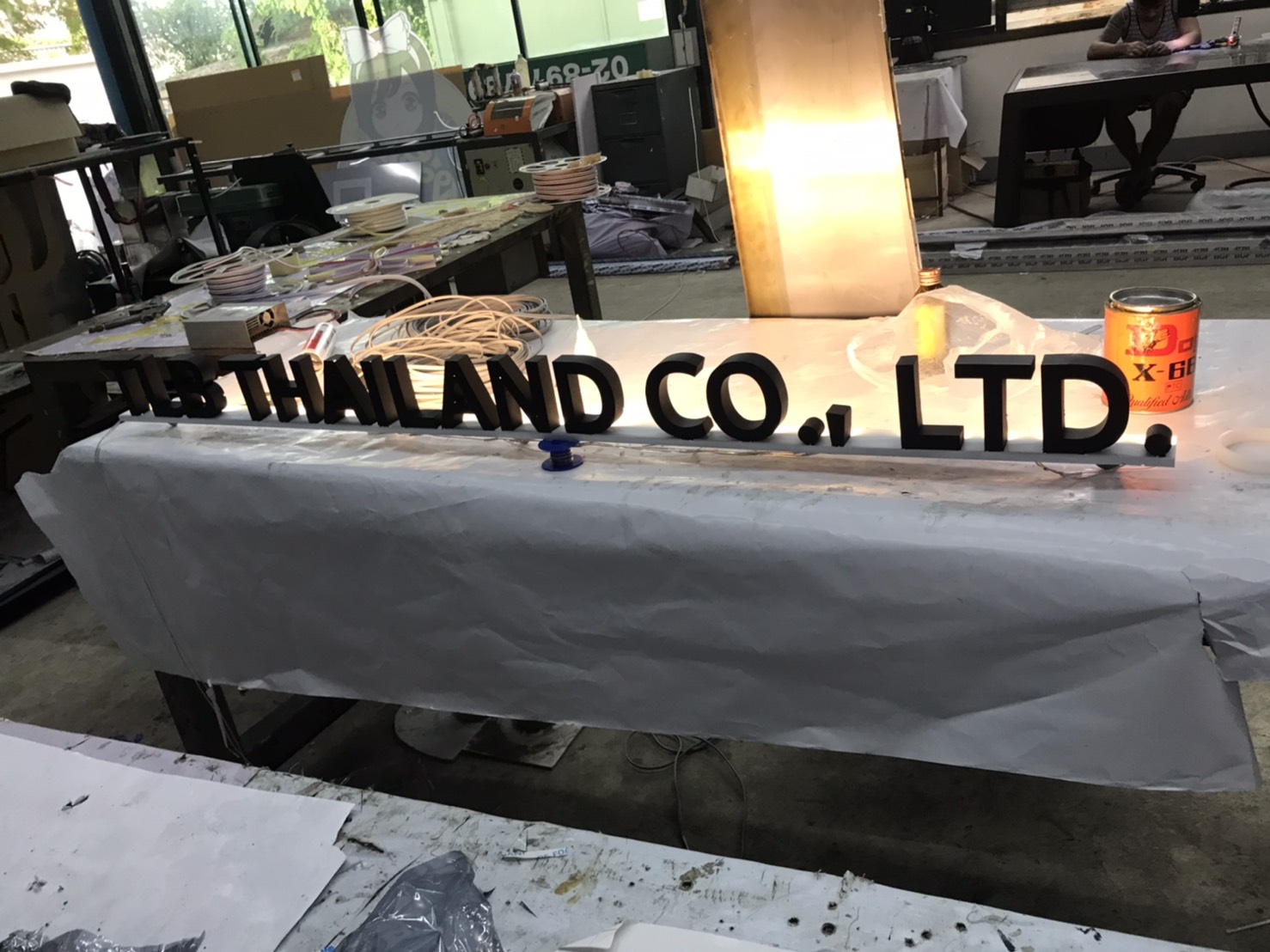 รับทำป้ายชื่อบริษัท ป้ายไฟชื่อบริษัท ป้ายไฟอักษรโลหะไฟออกหลัง งานTLB THAILAND CO TLD
