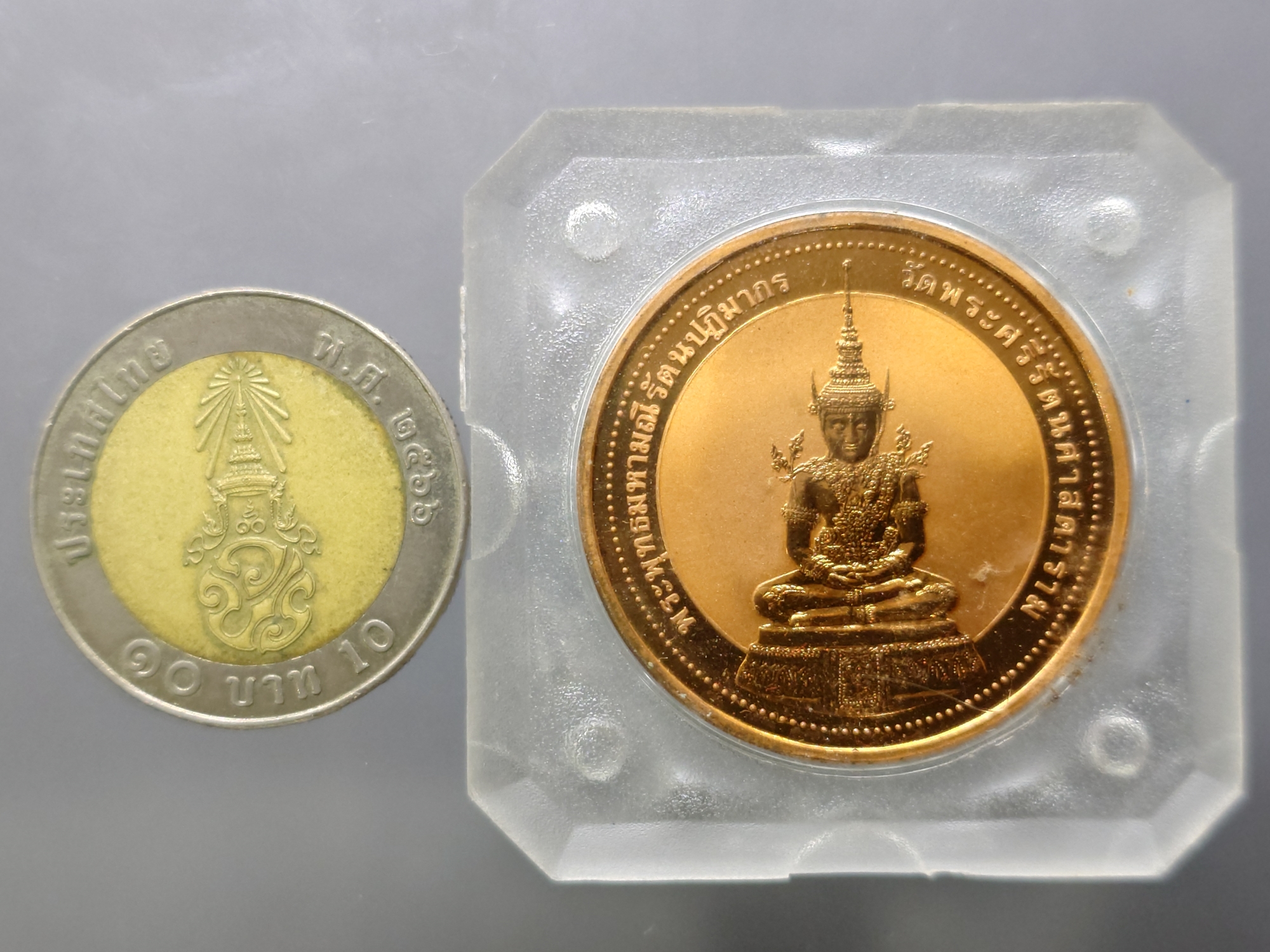 พระแก้วมรกตทรงฤดูร้อน หลัง สธ เนื้อทองแดงขัดเงาพ่นทราย พิมพ์ใหญ่ ขนาด 3.2 เซน บล๊อกเพิร์ทมิ้นท์ วัดบวรๆ 2537