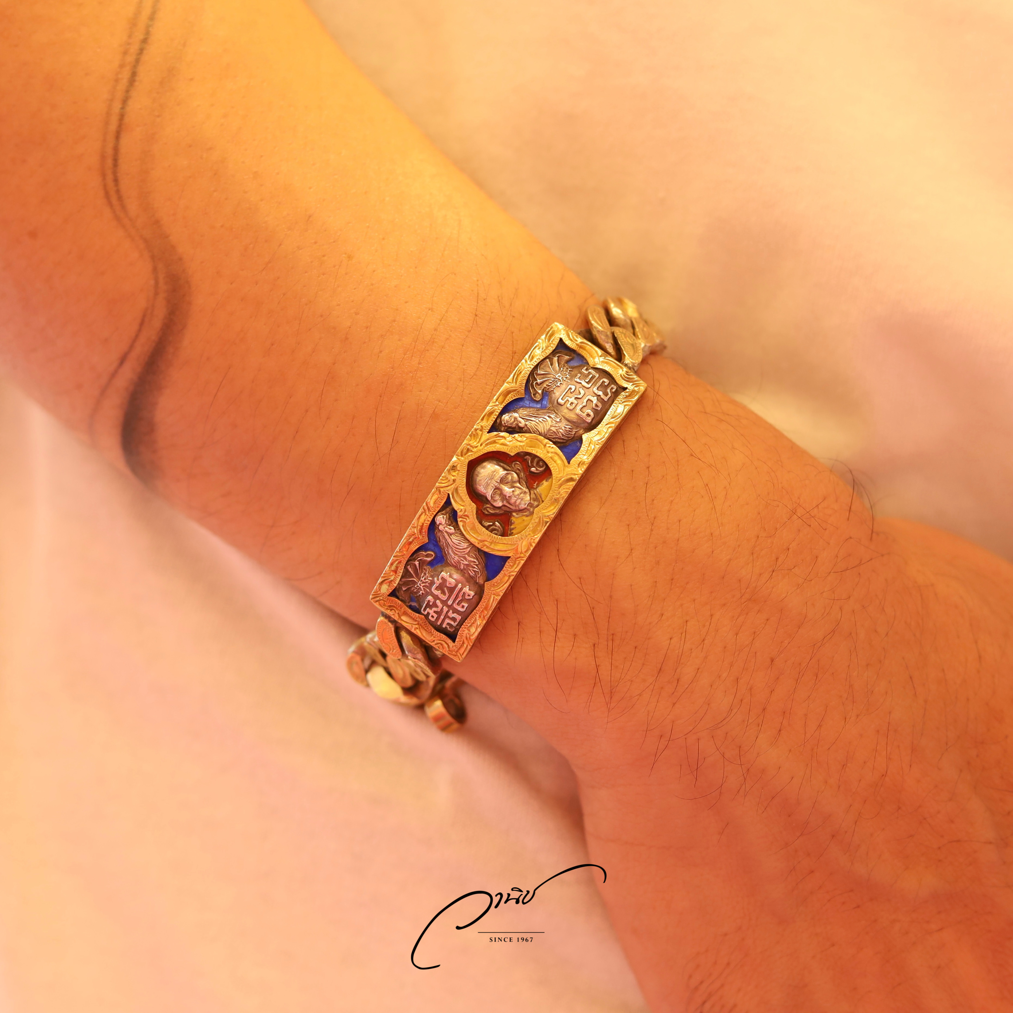 เลสหลวงพ่อรวย รุ่นไตรมาส 93 ปี 2557 น้ำหนัก 4 บาท เลี่ยมขอบทองแท้ แปะทองแท้ที่สายเลส