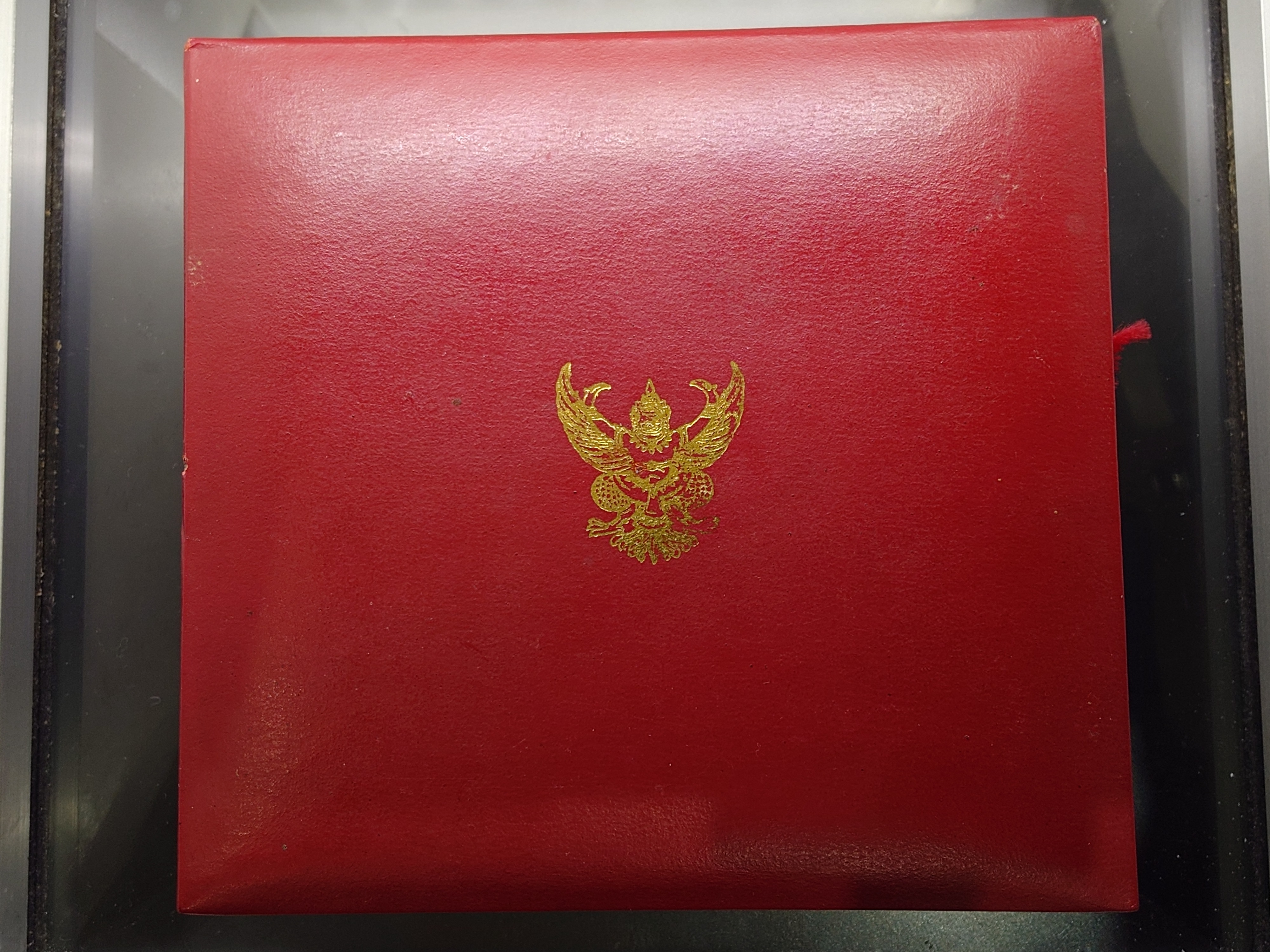 เหรียญทองแดง 7 เซน ที่ระลึกครบรอบปีที่ 100 แห่งการสถาปนากรมไปรษณีย์โทรเลข ปี2526 กล่องเดิม