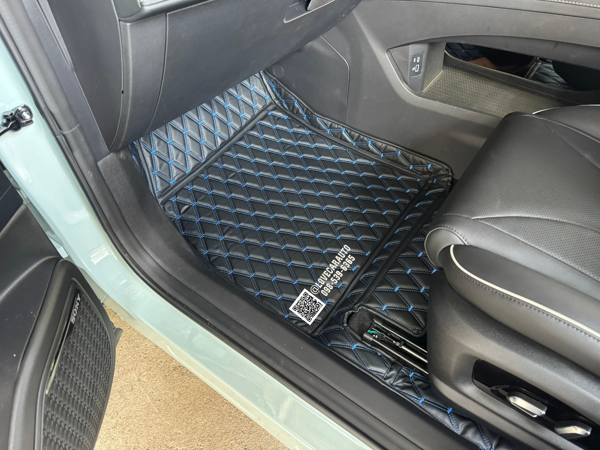 พรมปูพื้นรถยนต์ 6D Omoda C5 2024 สีดำด้ายน้ำเงิน