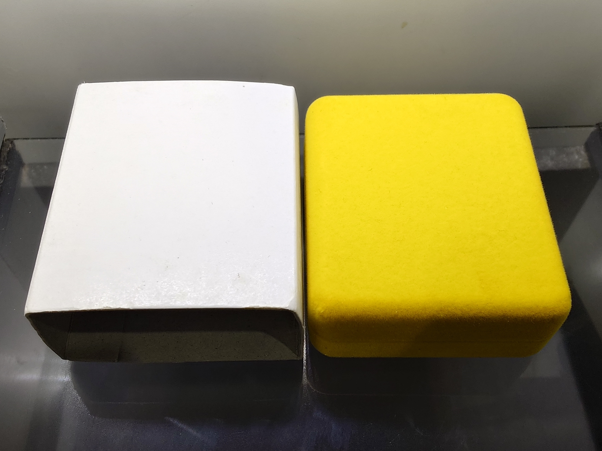 เหรียญทองคำขัดเงา ในหลวงนั่งบัลลังก์ ที่ระลึกฉลองครองราชย์ 50 ปี (กาญจนาภิเษก) จัดสร้างโดยกระทรวงมหาดไทย ปี 2539 พร้อมกล่องเดิม