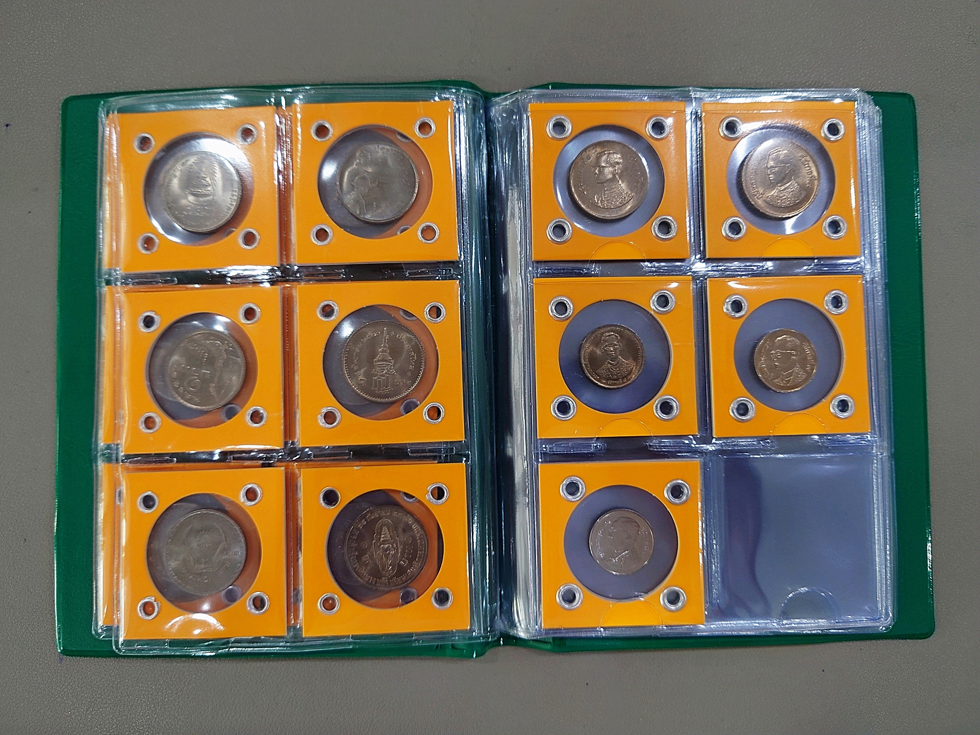 ชุดเหรียญ 1 บาท ครบชุด 23 วาระ เนื้อนิเกิล ไม่ผ่านใช้ บรรจุเม้าท์เจาะตาไก่ ใส่เล่มสะสม